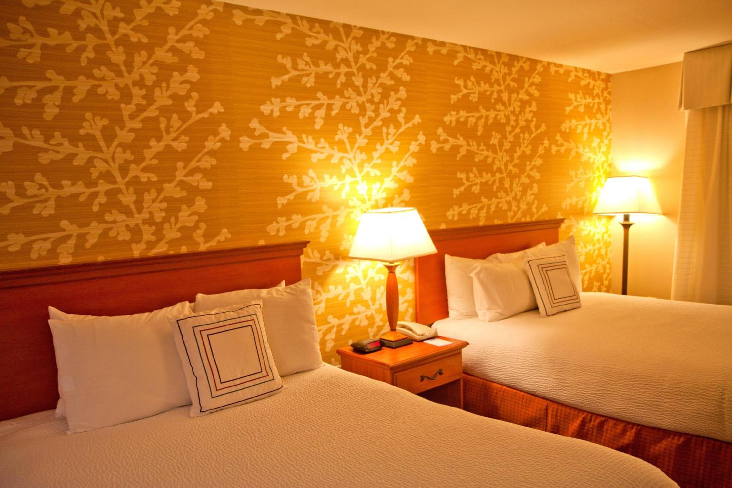 Queen Room With Two Queen Beds - Photo 1