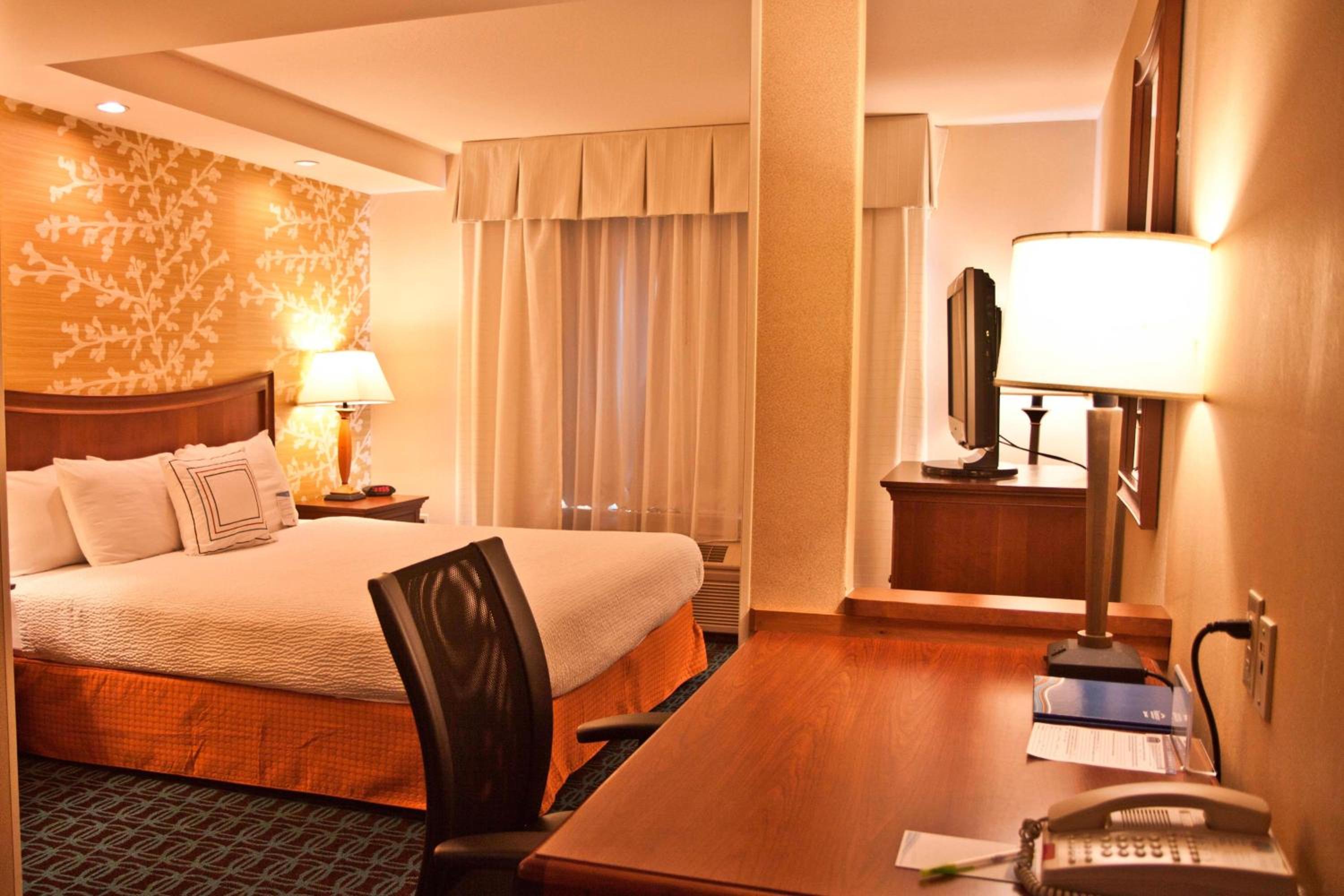 Queen Room With Two Queen Beds - Photo 2