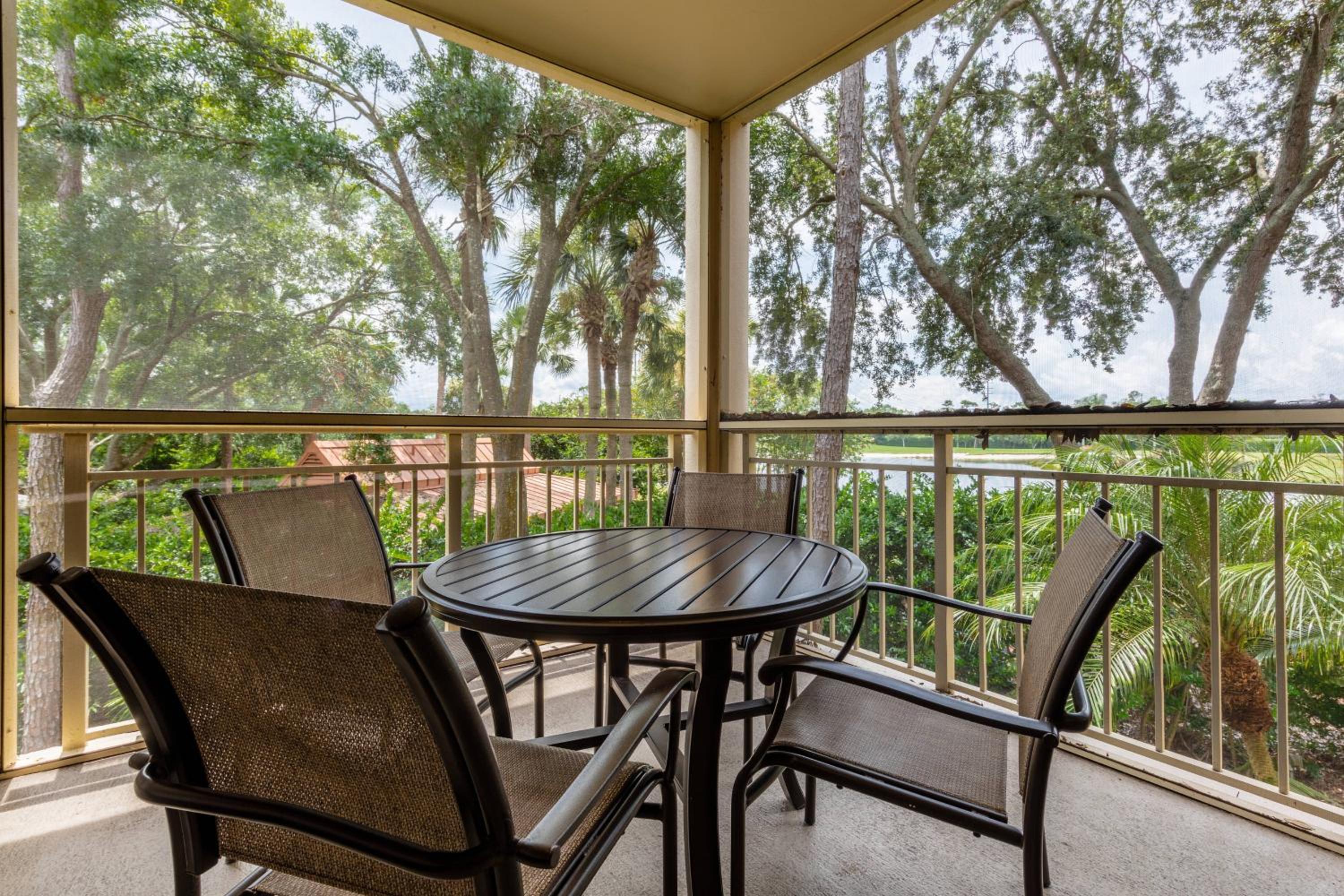 Two-Bedroom Villa with Balcony and Adapted Tub - Mobility Accessible