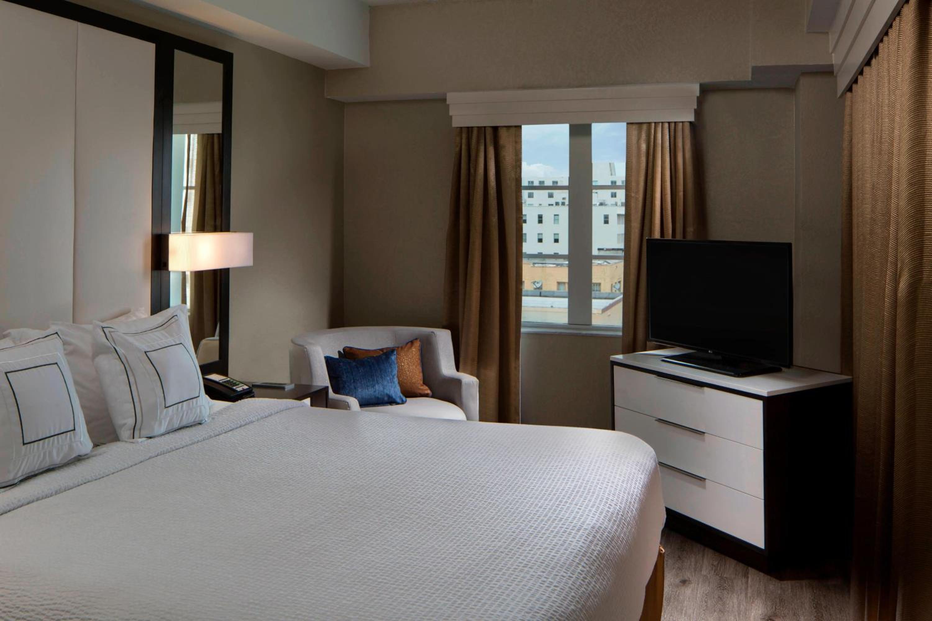 One-Bedroom King Suite - Photo 2
