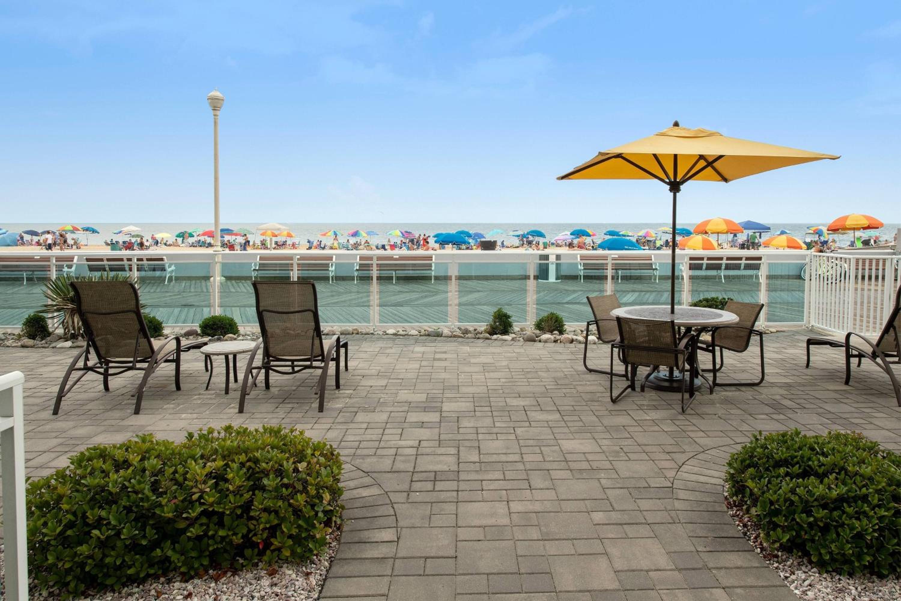 Queen Room with Boardwalk View and Oceanfront - Photo 5