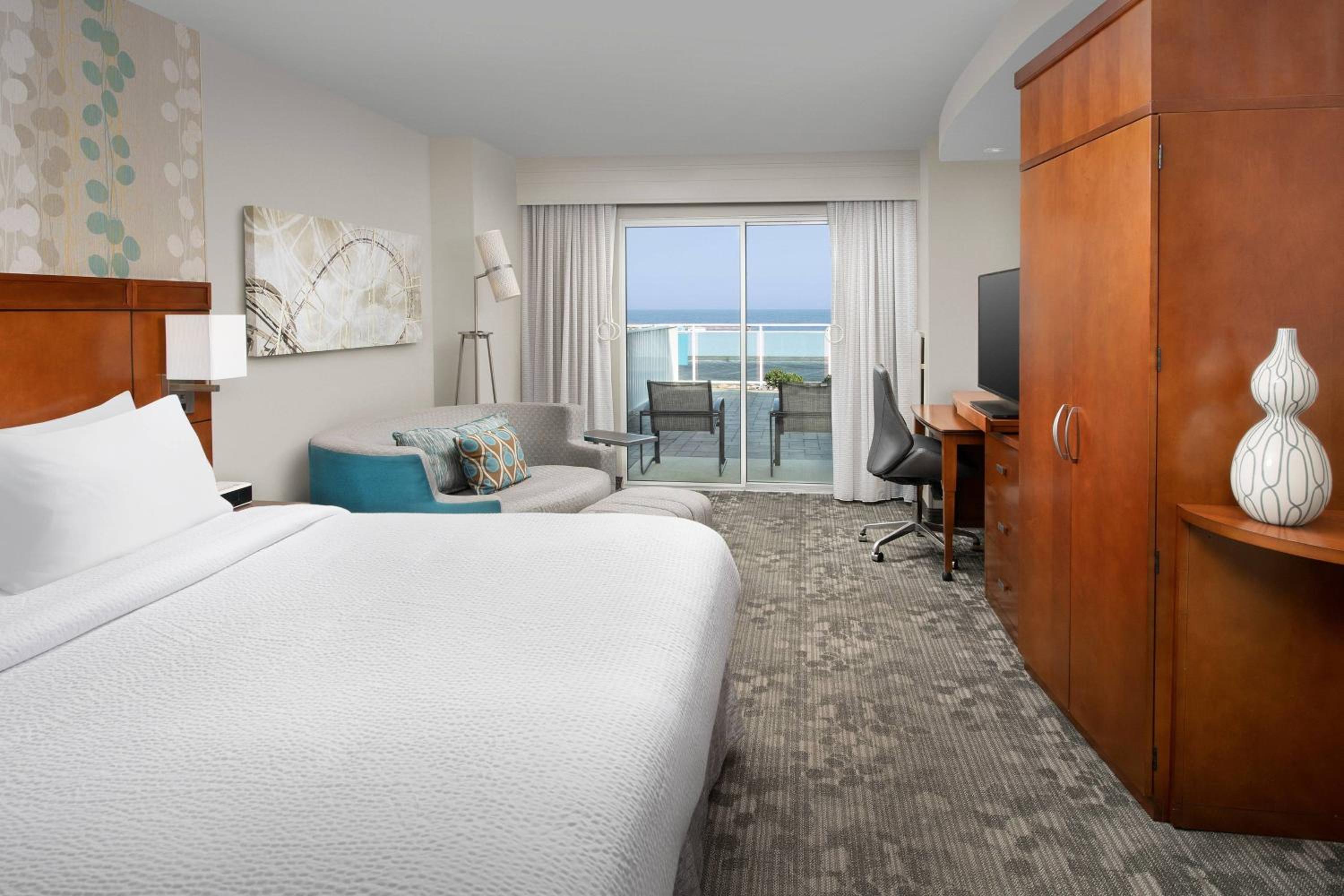 One King Bed with City View - Photo 2