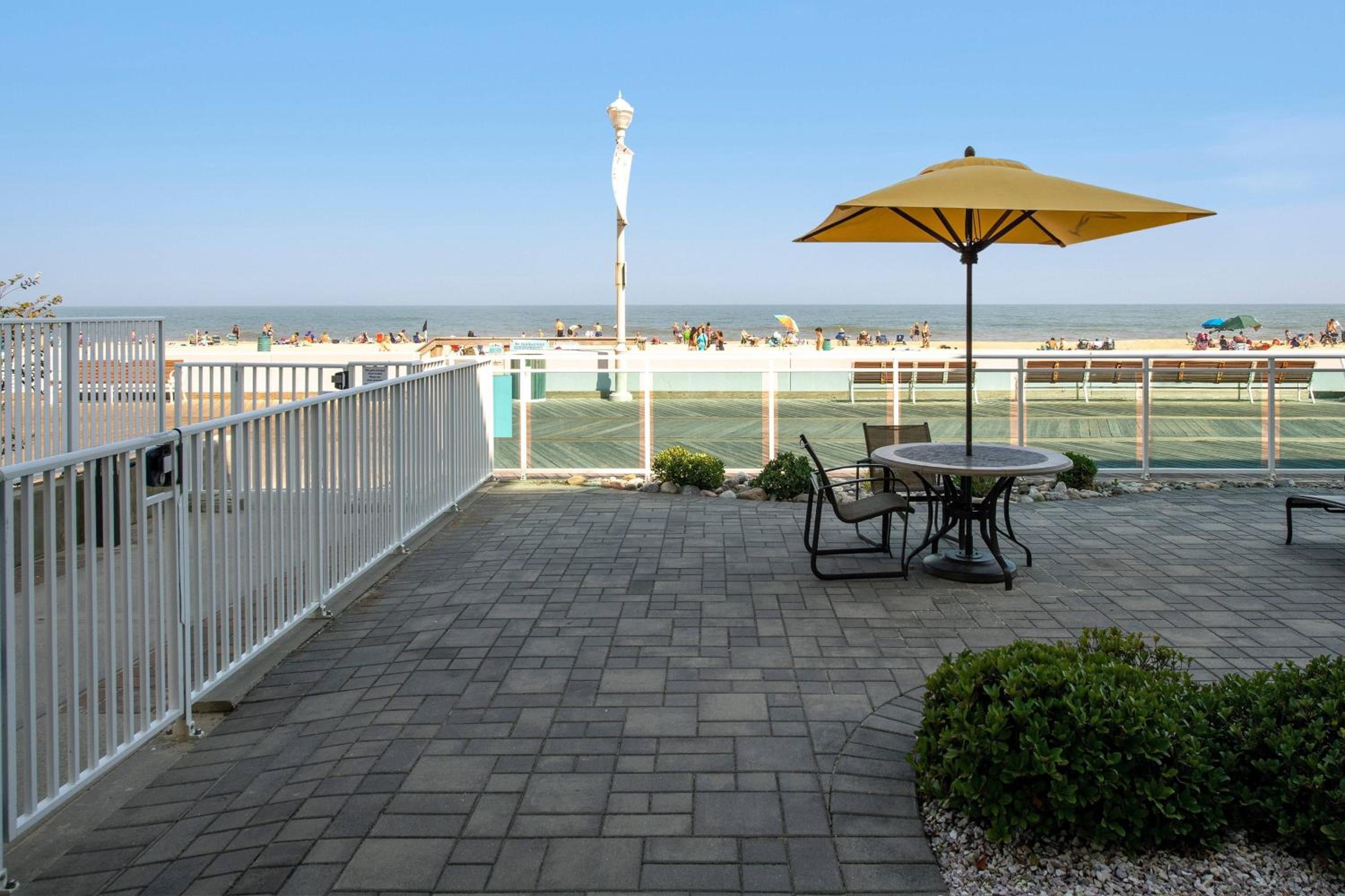 Guest room, 1 King, Sofa bed, Boardwalk view, Oceanfront - Photo 6