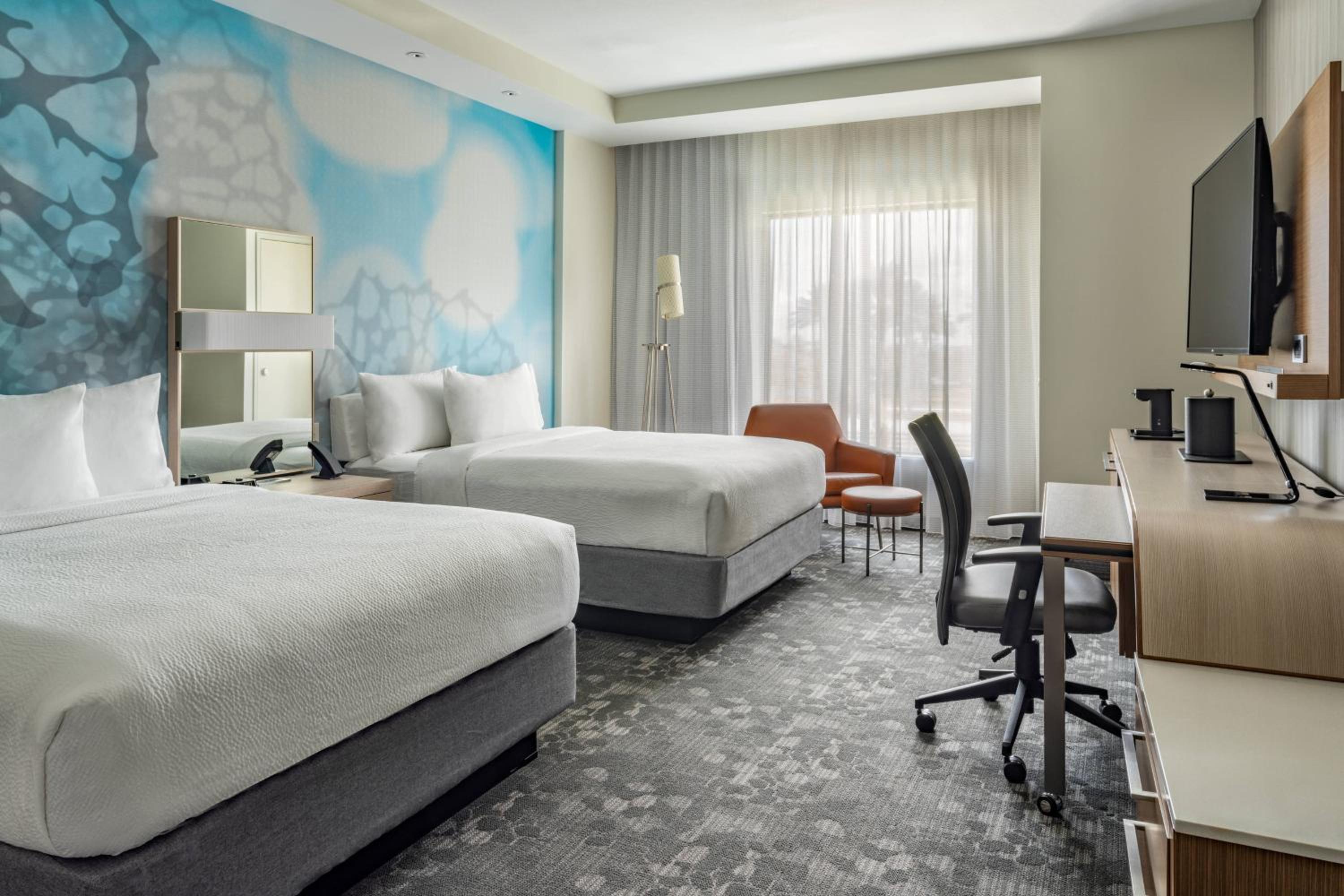 Queen Room with Two Queen Beds and Adapted Tub - Mobility Accessible - Photo 1