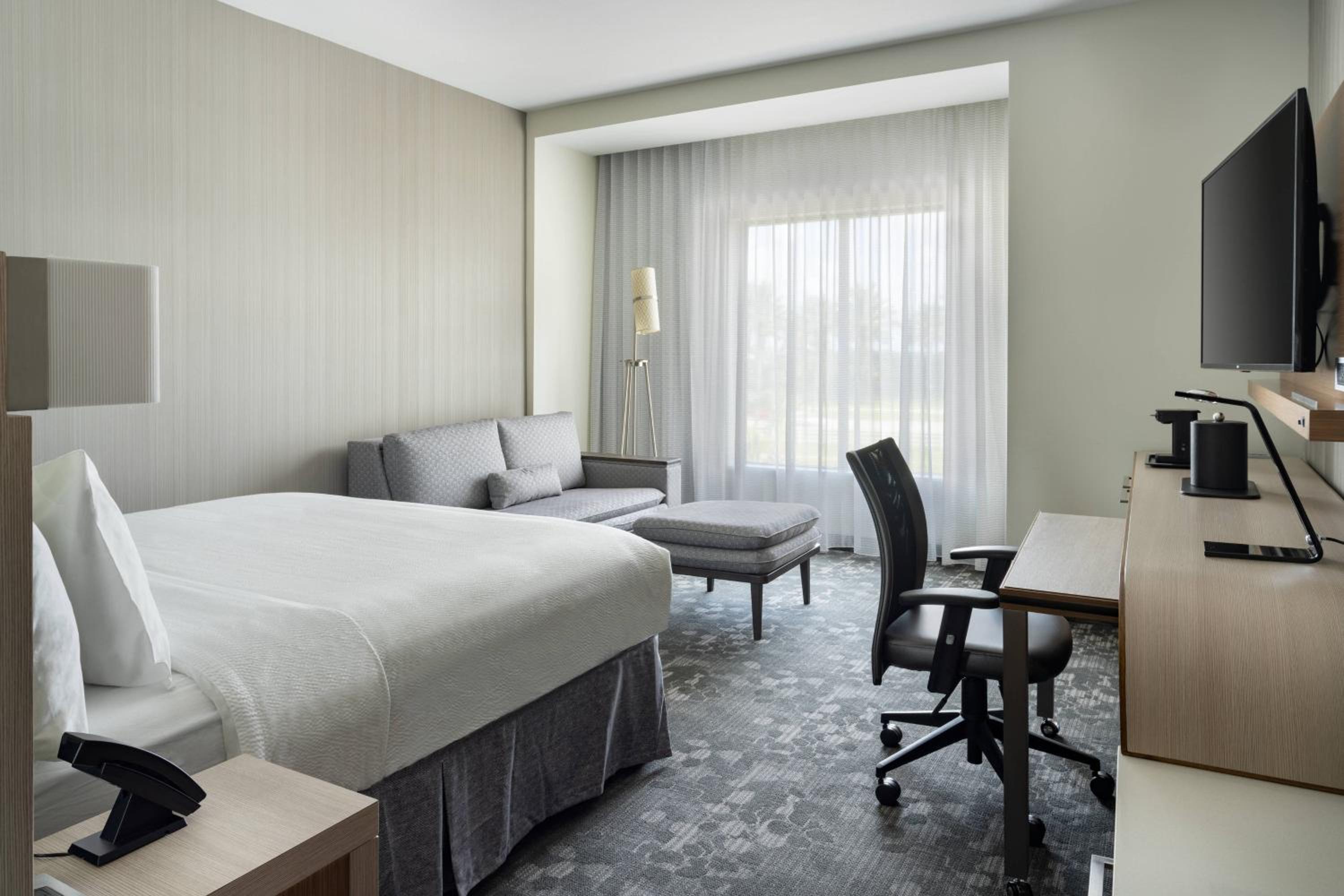 King Room with Sofa Bed - Photo 1