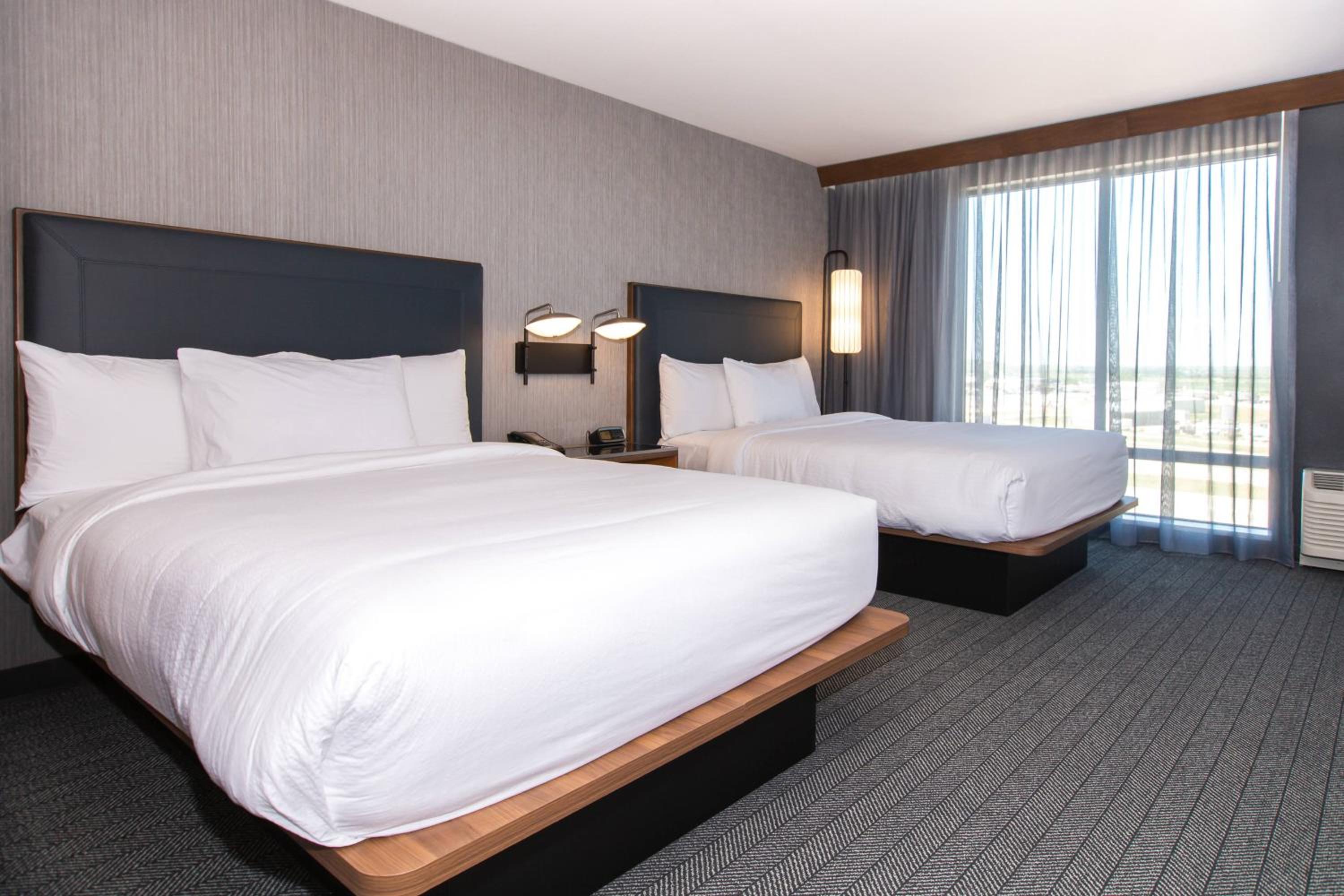 Queen Room with Two Queen Beds - Photo 3