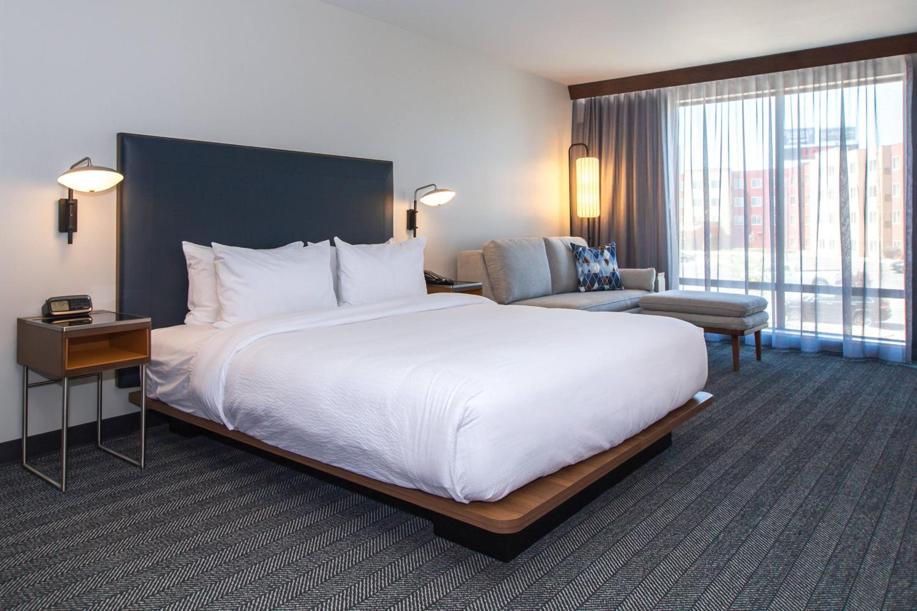 King Room with Sofa Bed - Photo 2