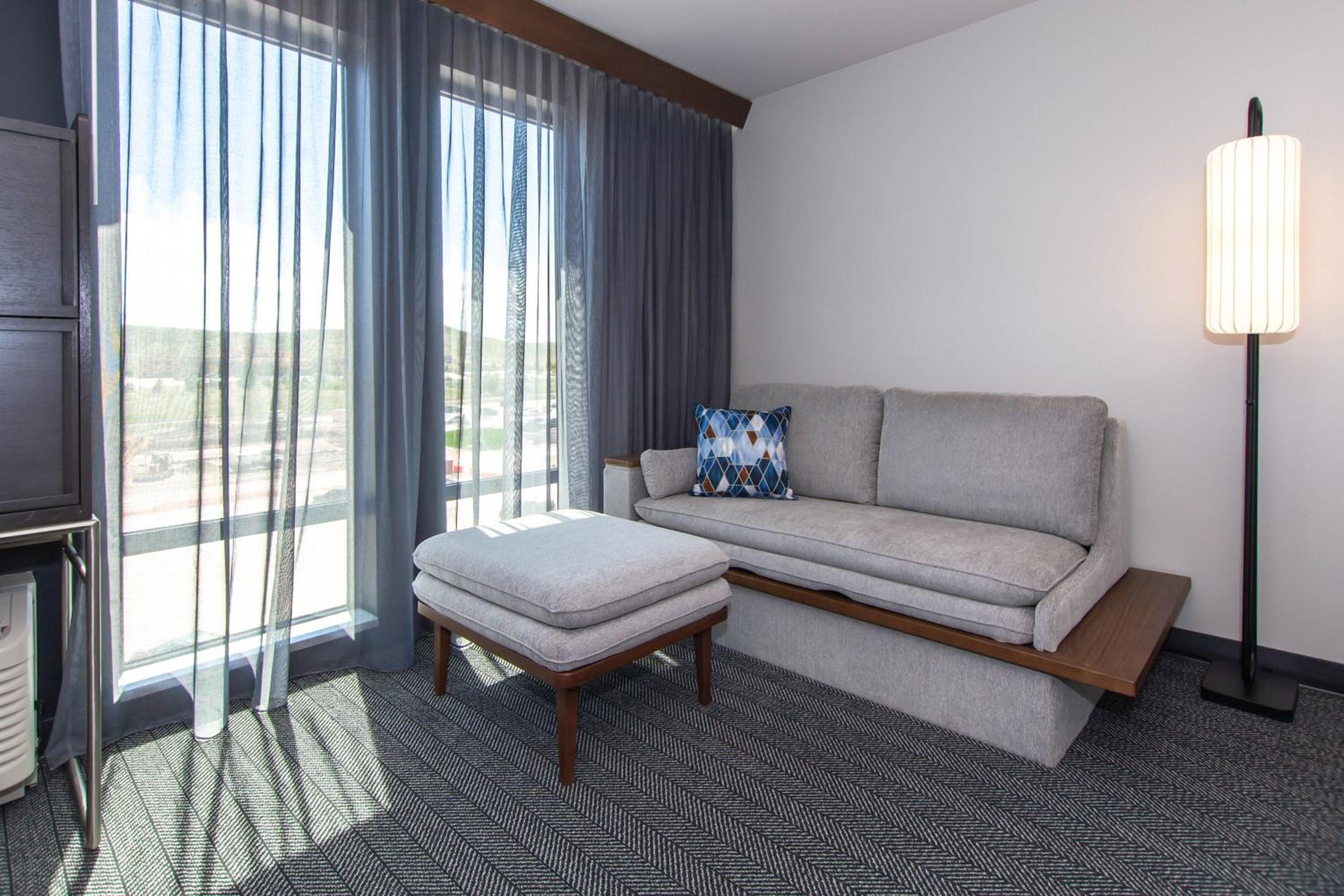 King Room with Sofa Bed - Photo 4