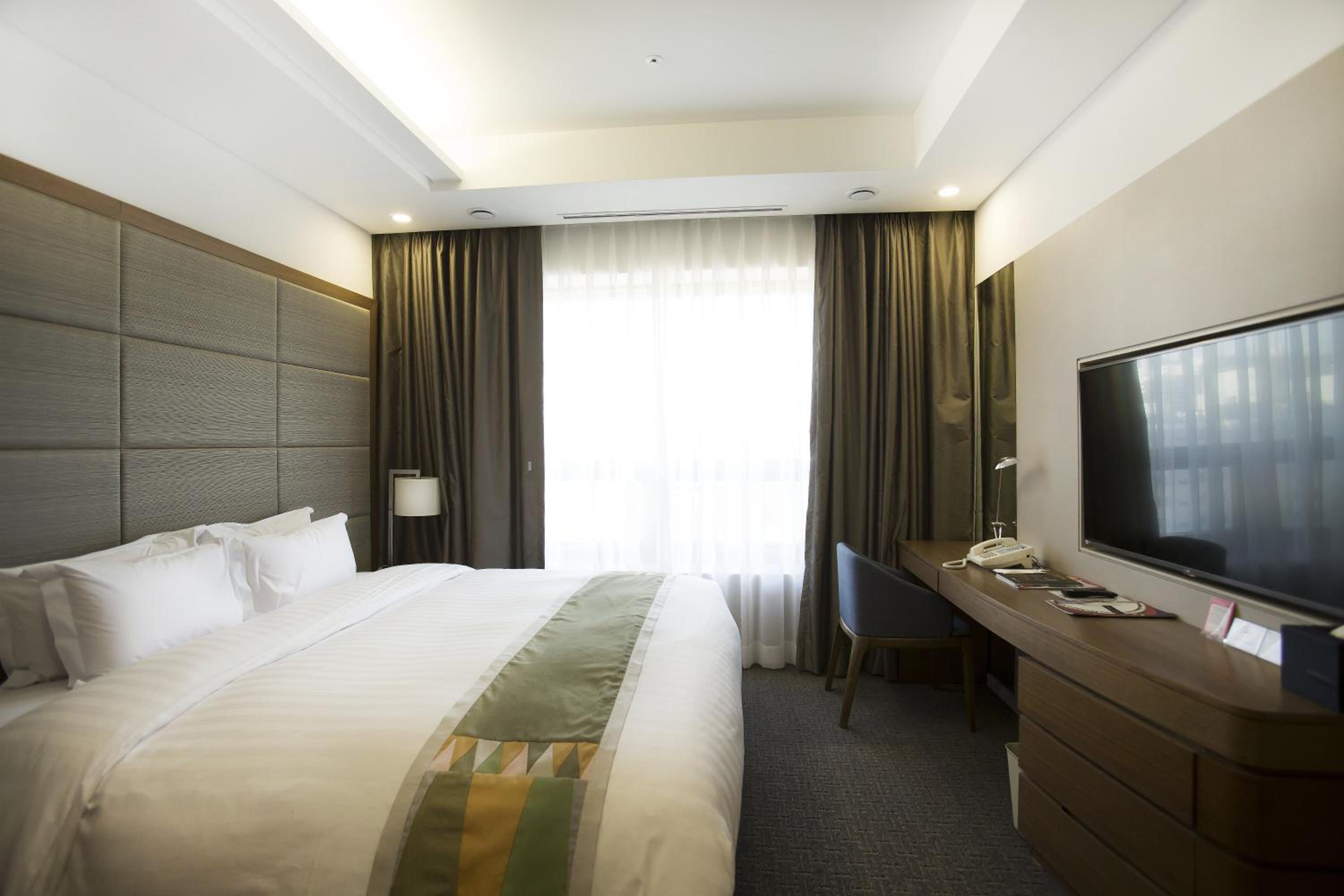 Premier Suite - Photo 2