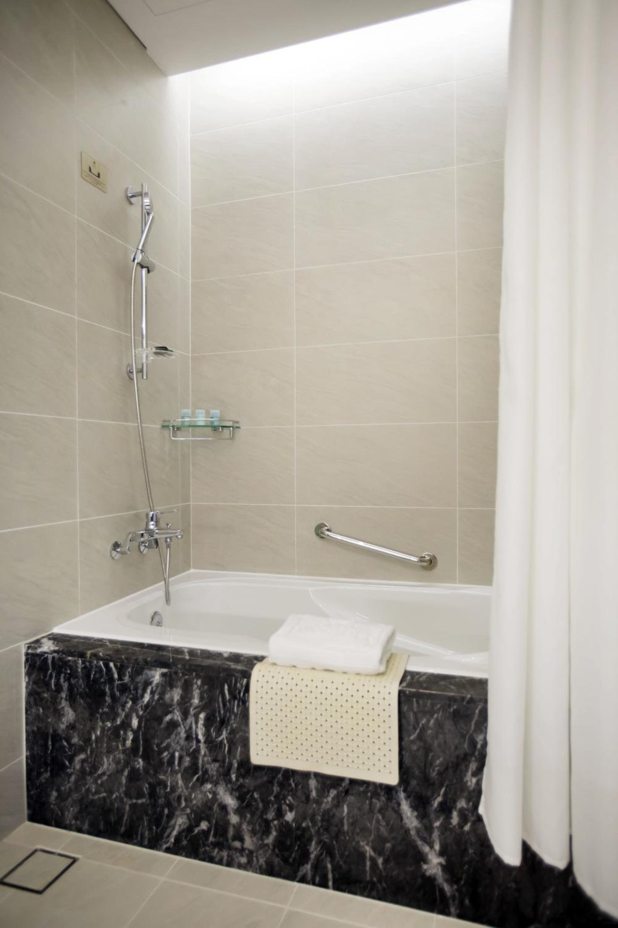Premier Suite - Photo 5
