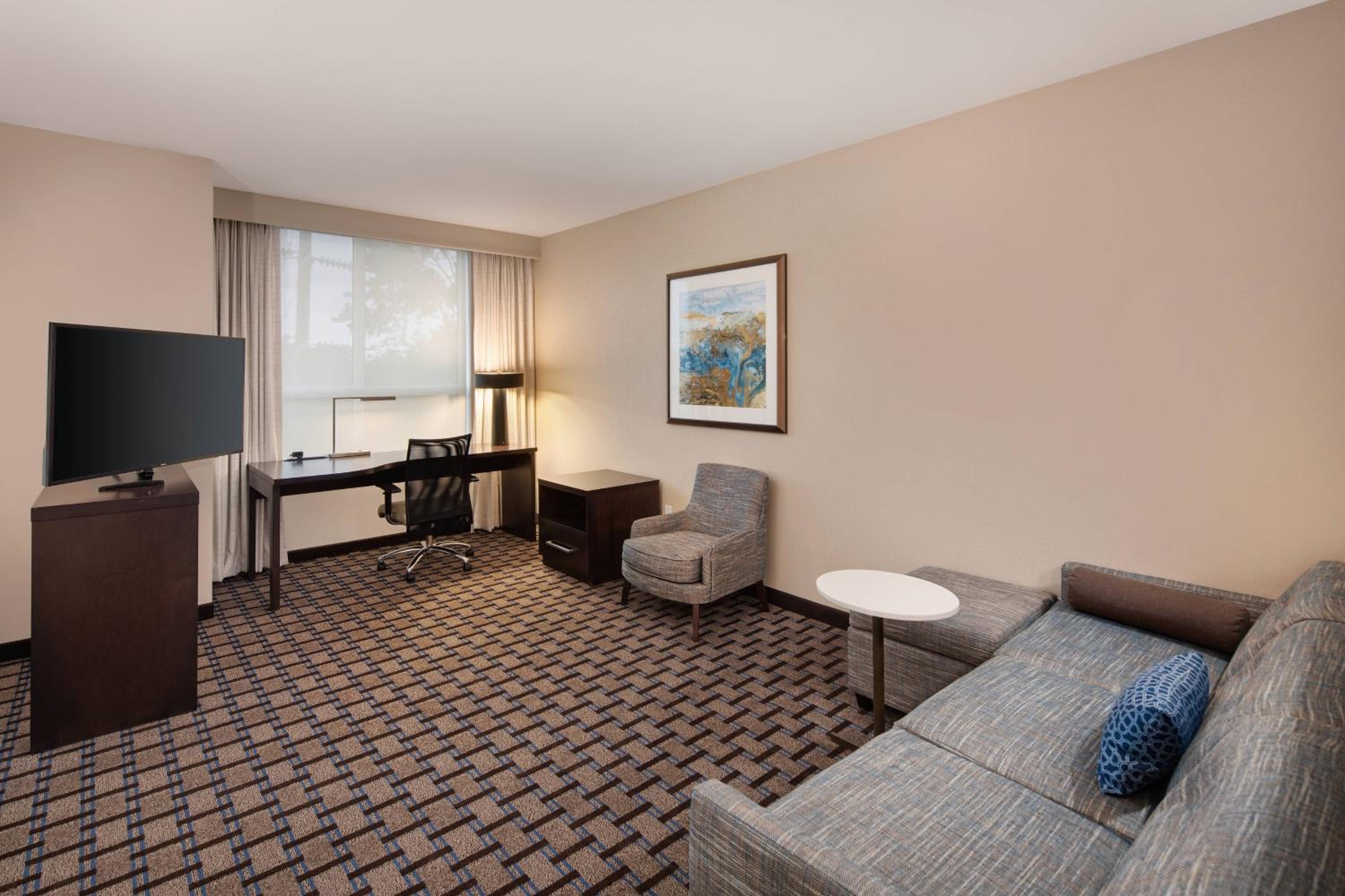 Junior Corner King Suite with Sofa Bed - Photo 4