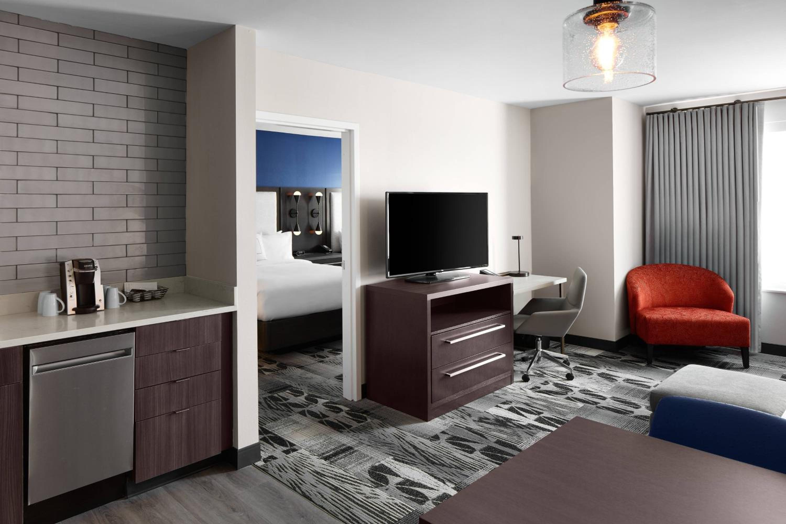 1 Bedroom Suite, 1 King - Photo 1