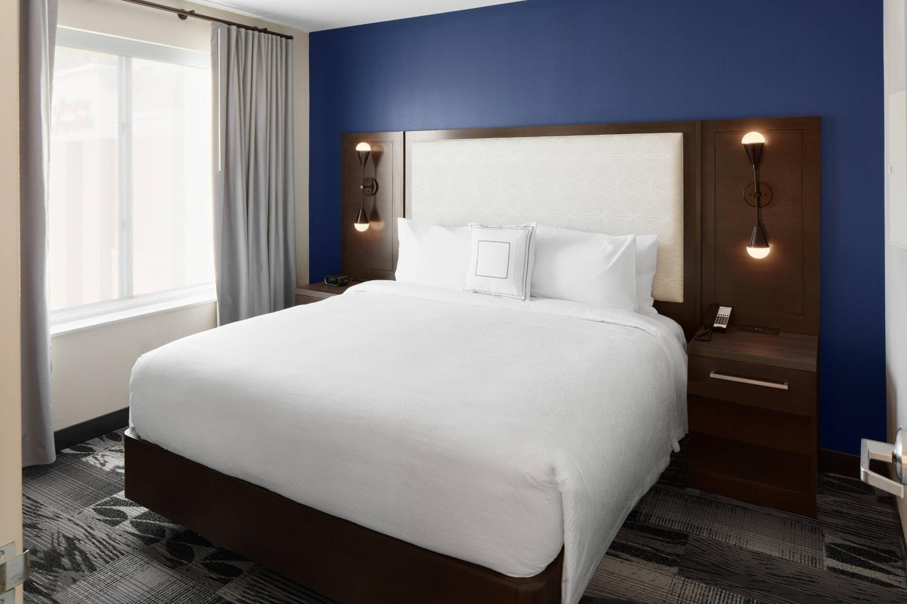 1 Bedroom Suite, 1 King - Photo 2