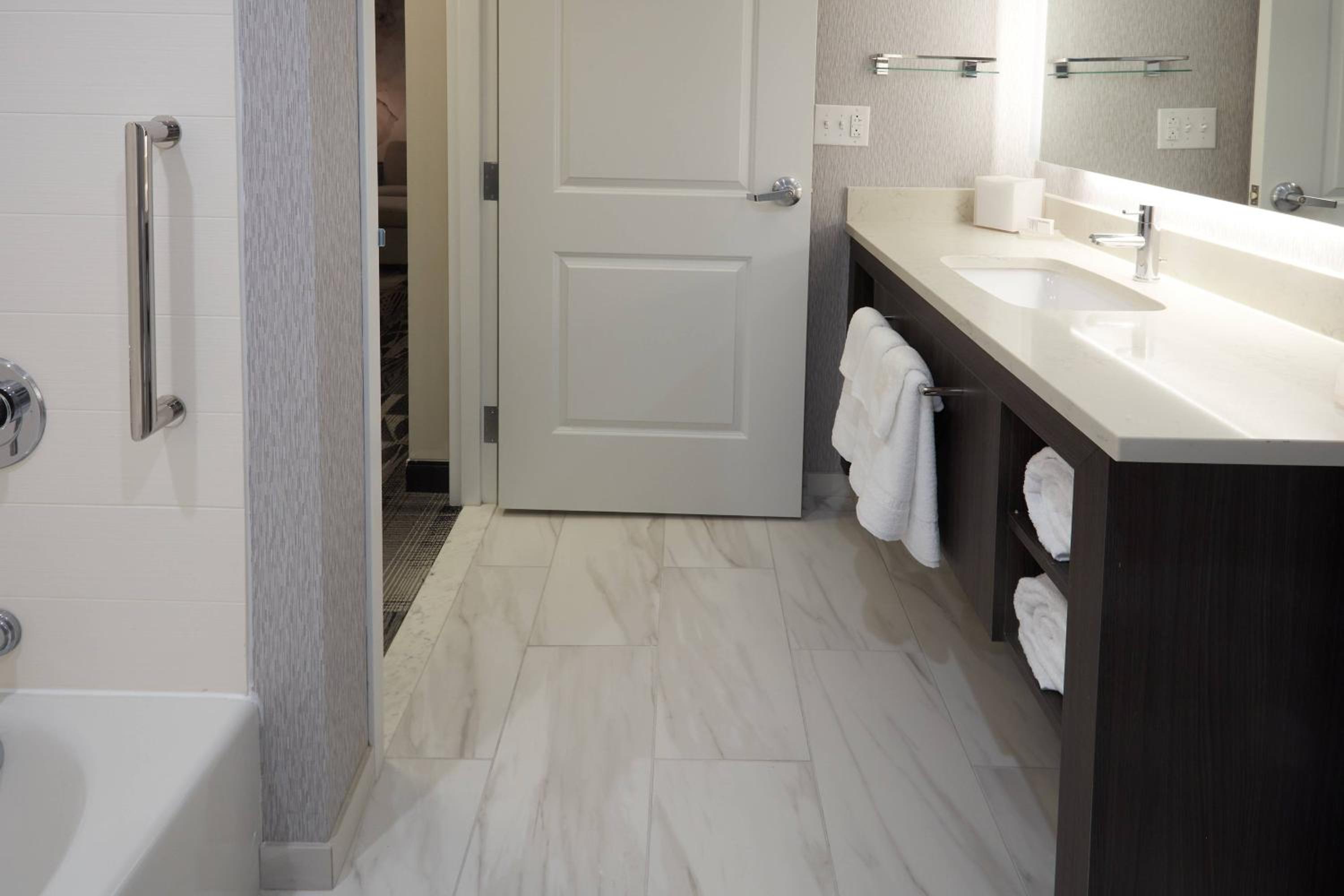 1 Bedroom Suite, 1 King - Photo 5