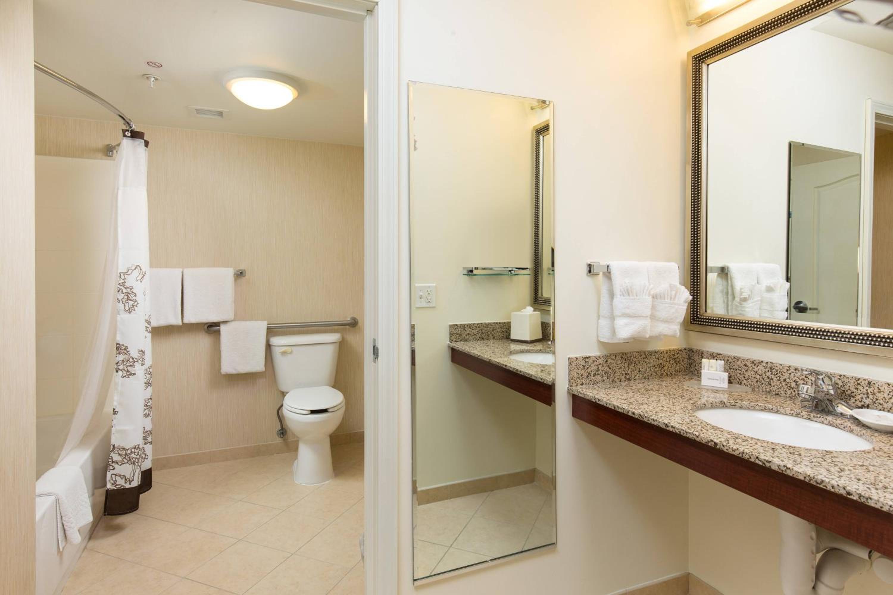 Two-Bedroom Suite - Photo 4