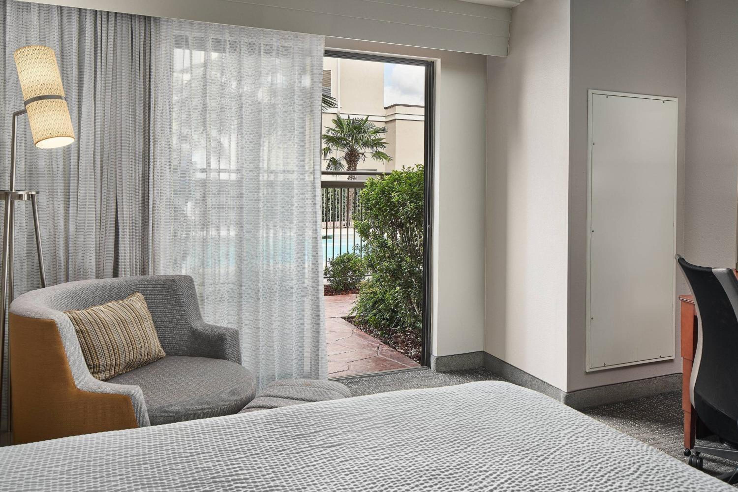 Queen Room with Poolside View - Photo 6