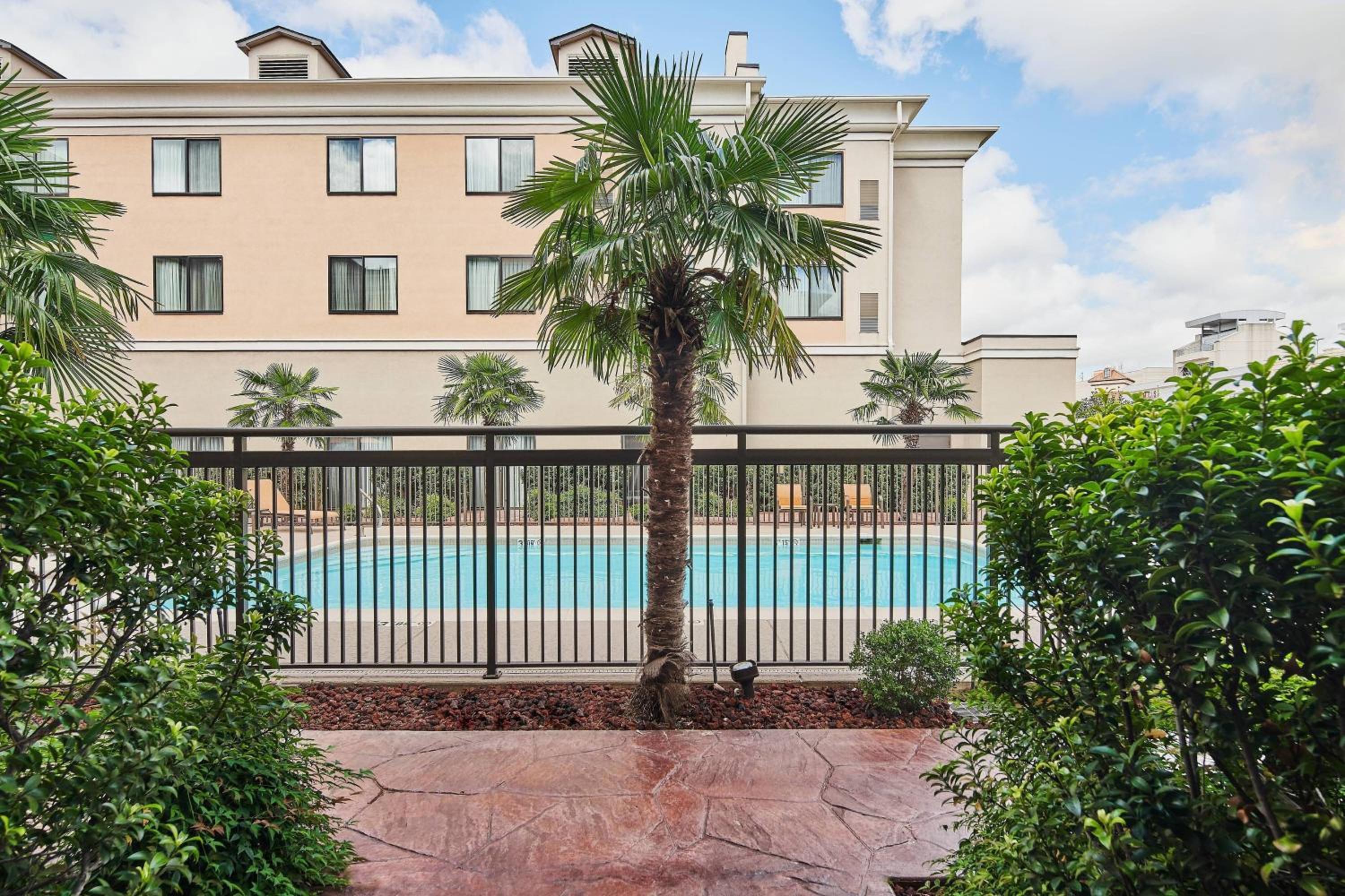 Queen Room with Poolside View - Photo 5