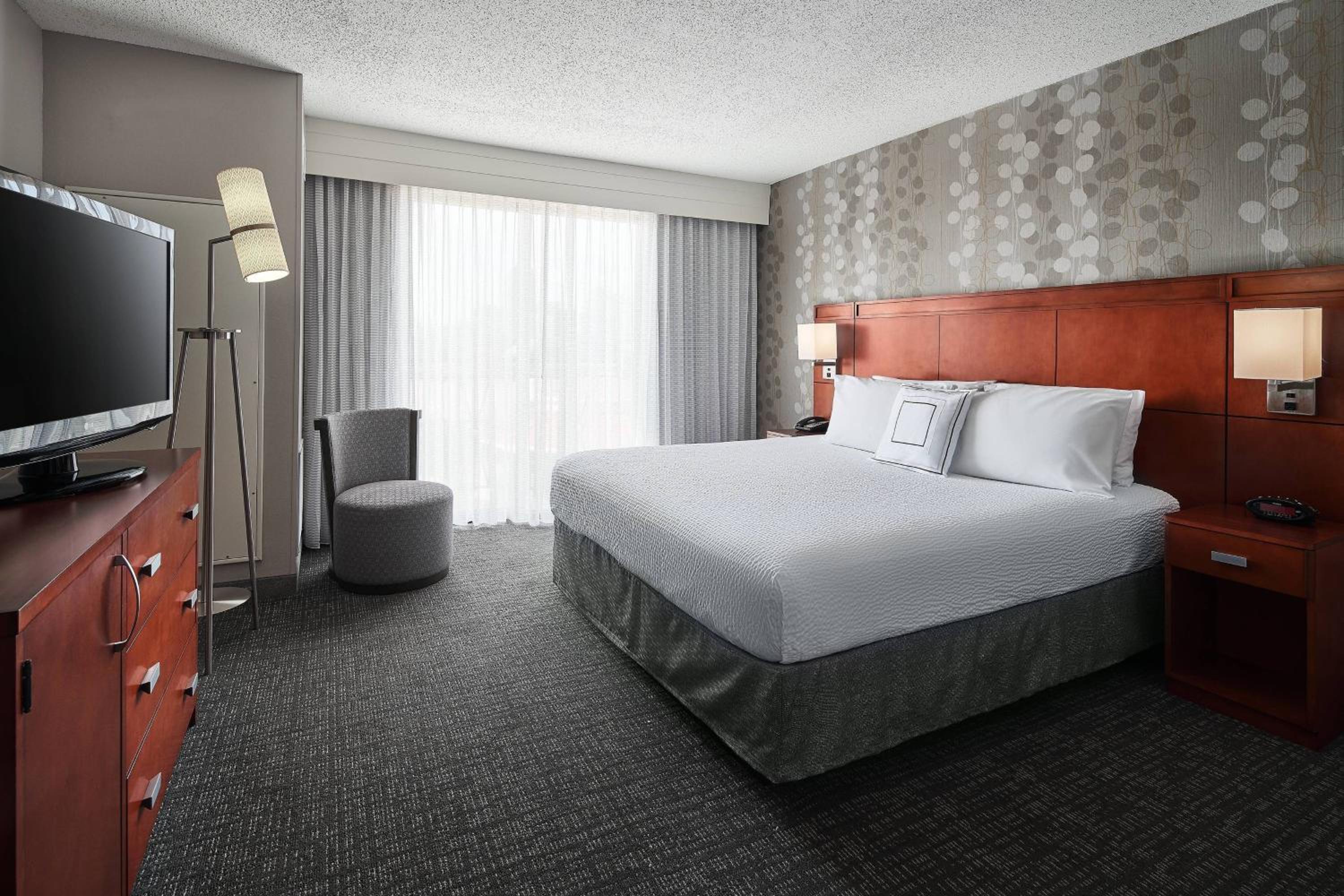 One-Bedroom King Suite - Photo 2