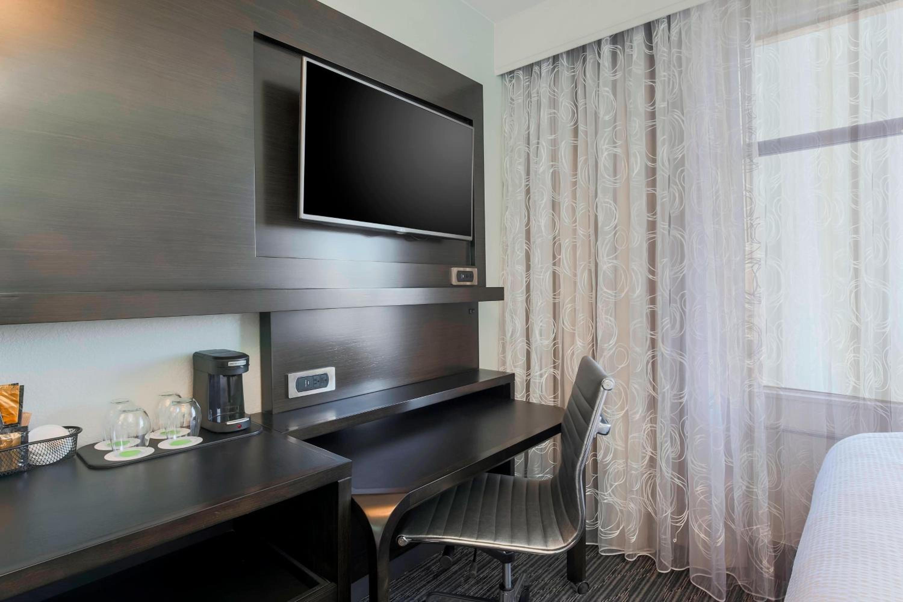 Double Room with Two Double Beds - Photo 2