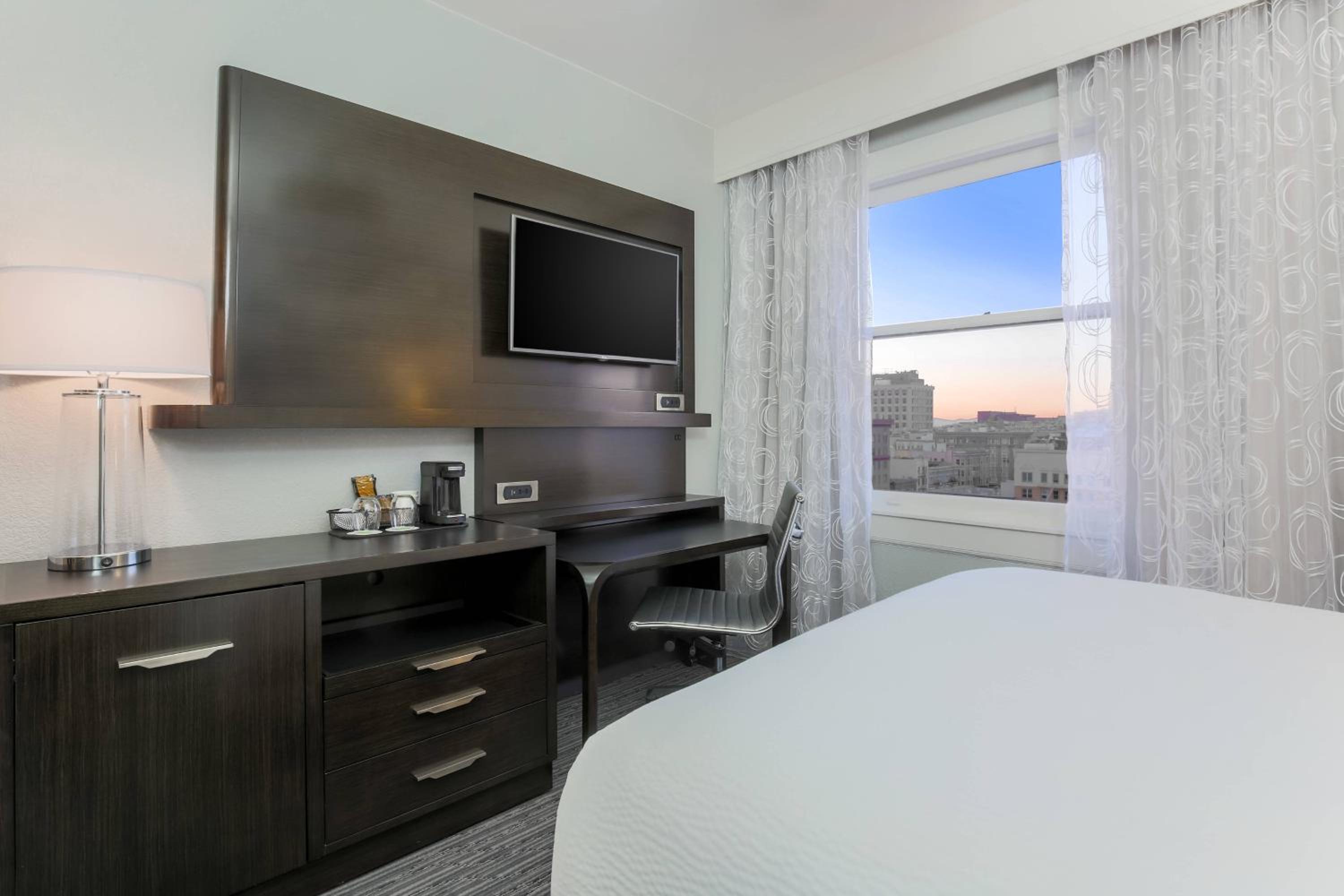 Queen Room with City View - Photo 3