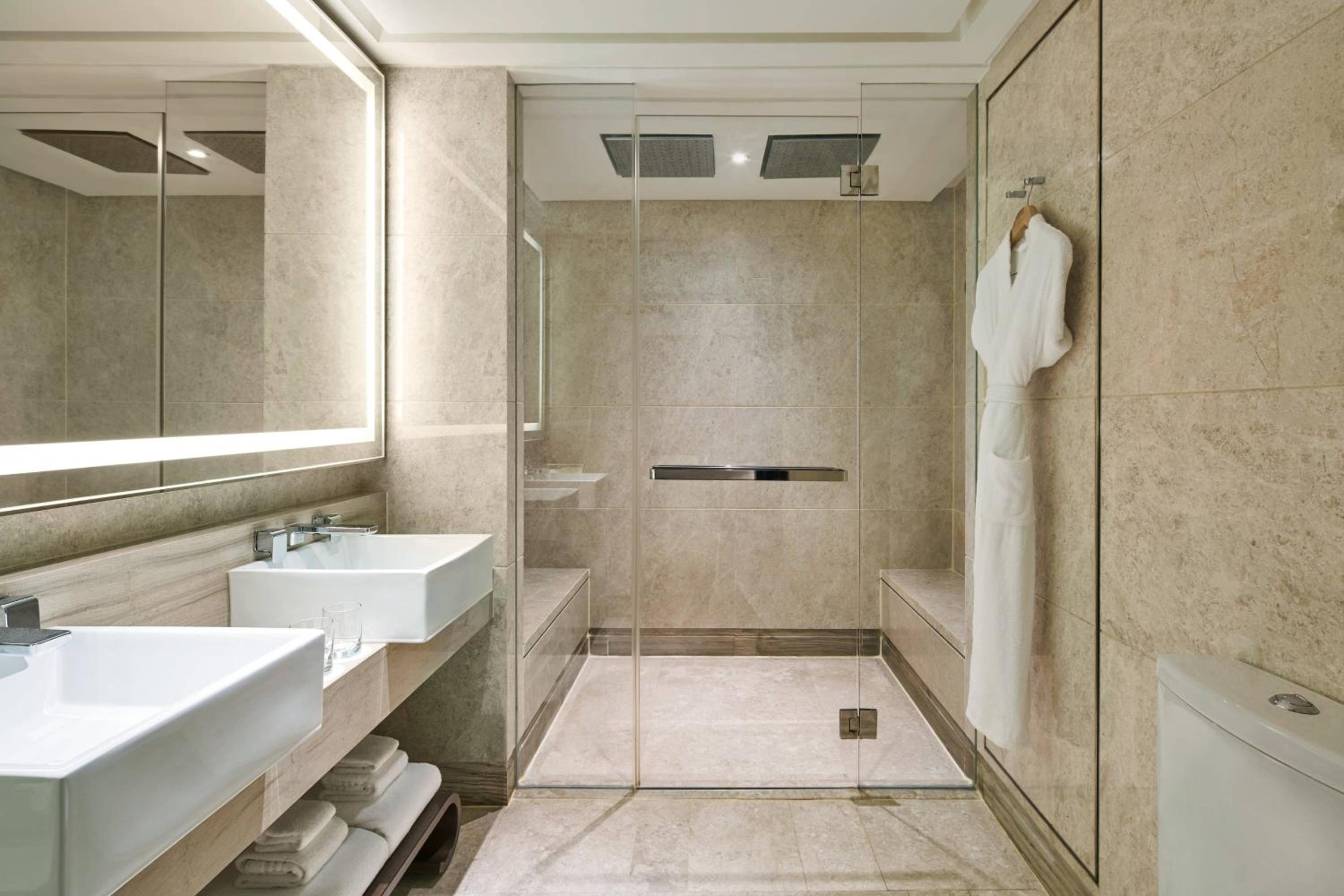 Premier Deluxe Twin Room, High Floor photo 2