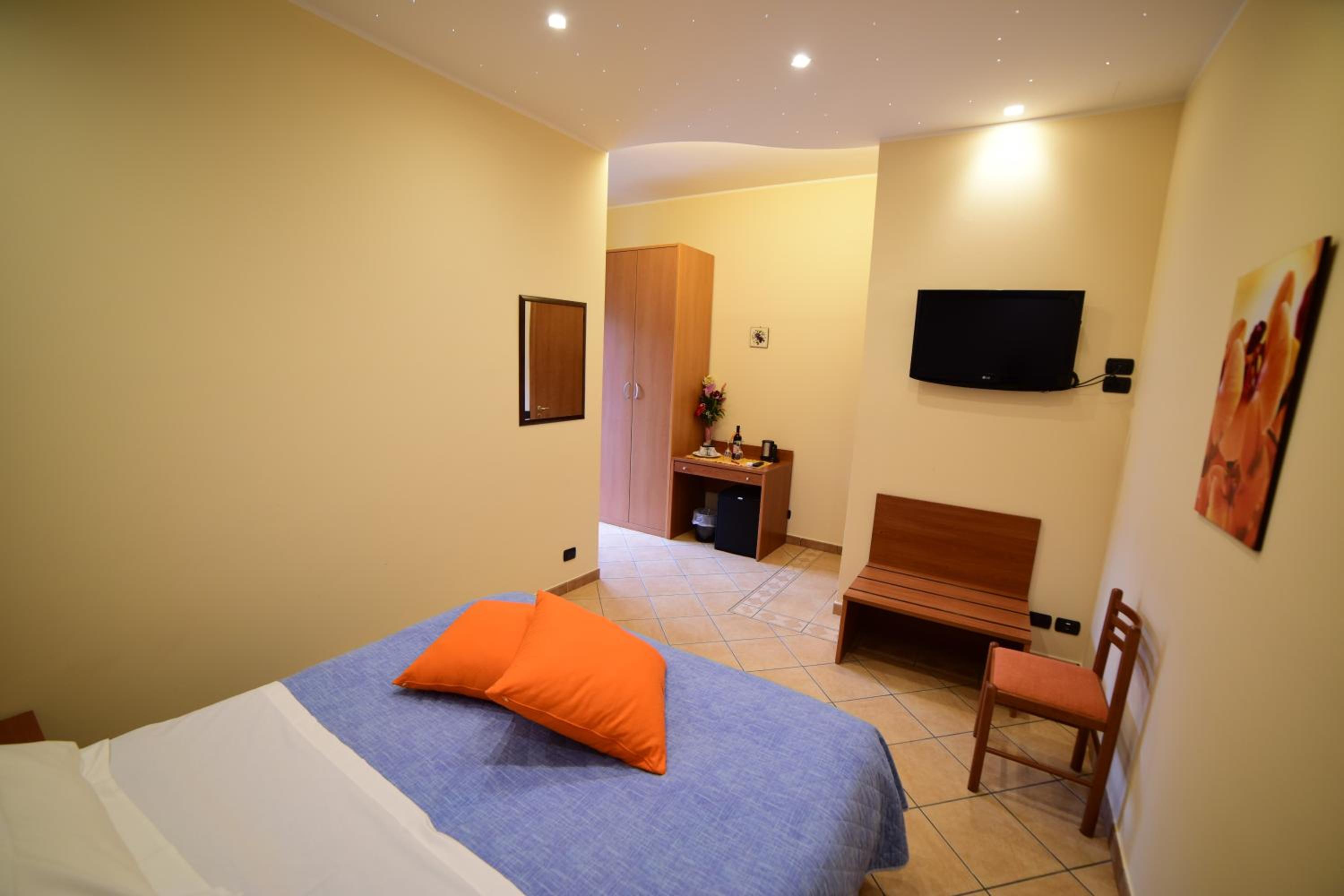 Double Room with Private Bathroom photo 2