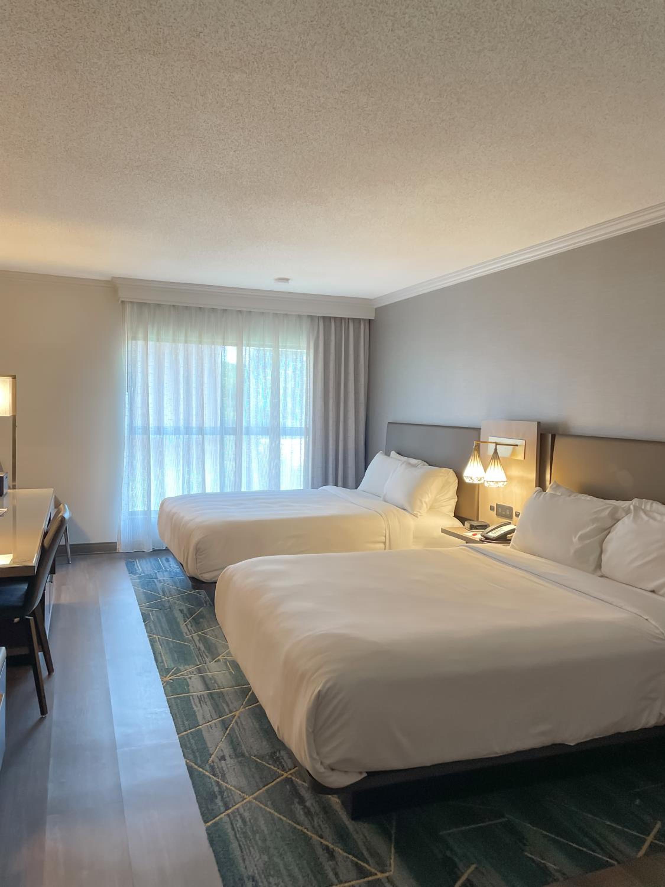 Deluxe Queen Room with Two Queen Beds - Hearing Accessible - Photo 4