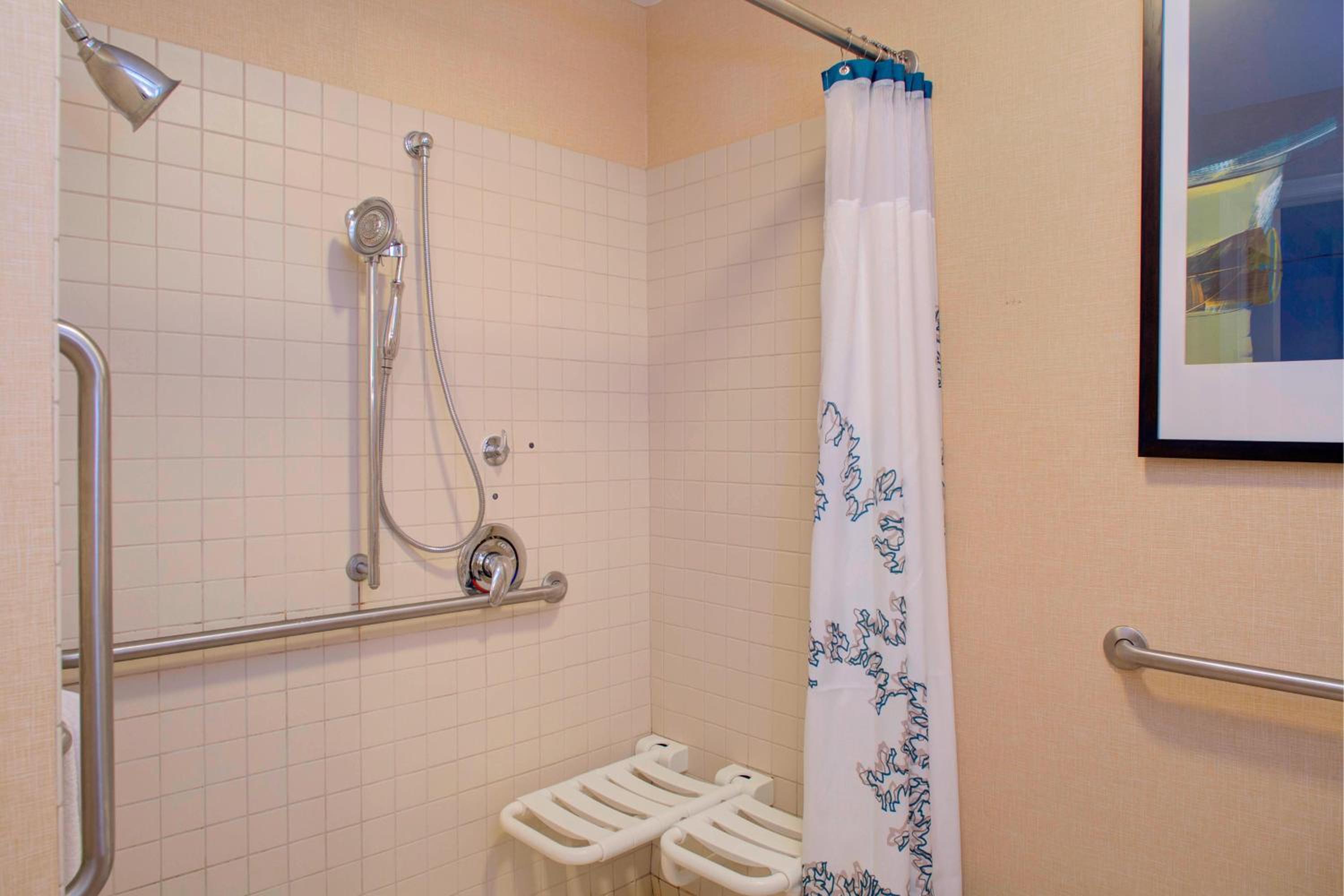 Two-Bedroom Suite - Photo 4