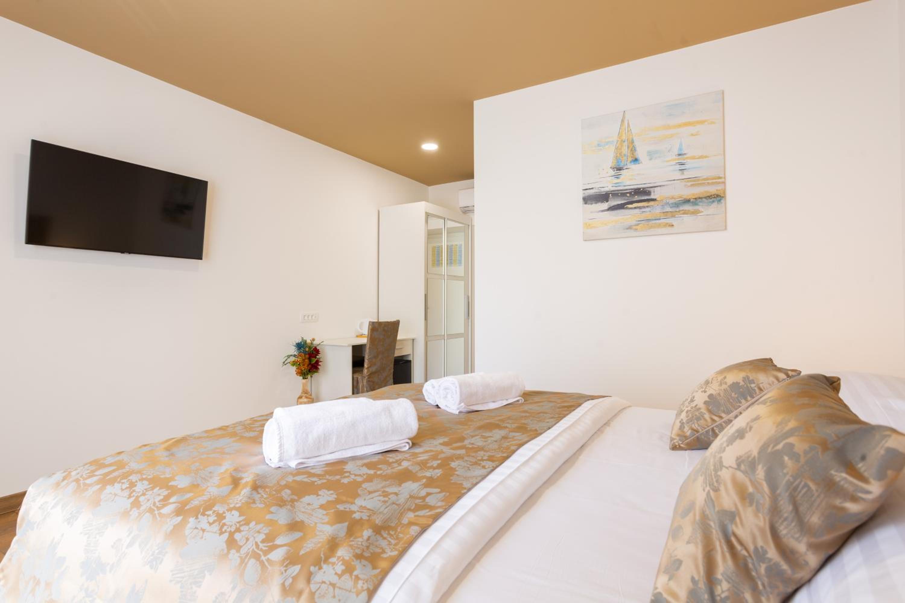 Deluxe Double Room - Photo 8