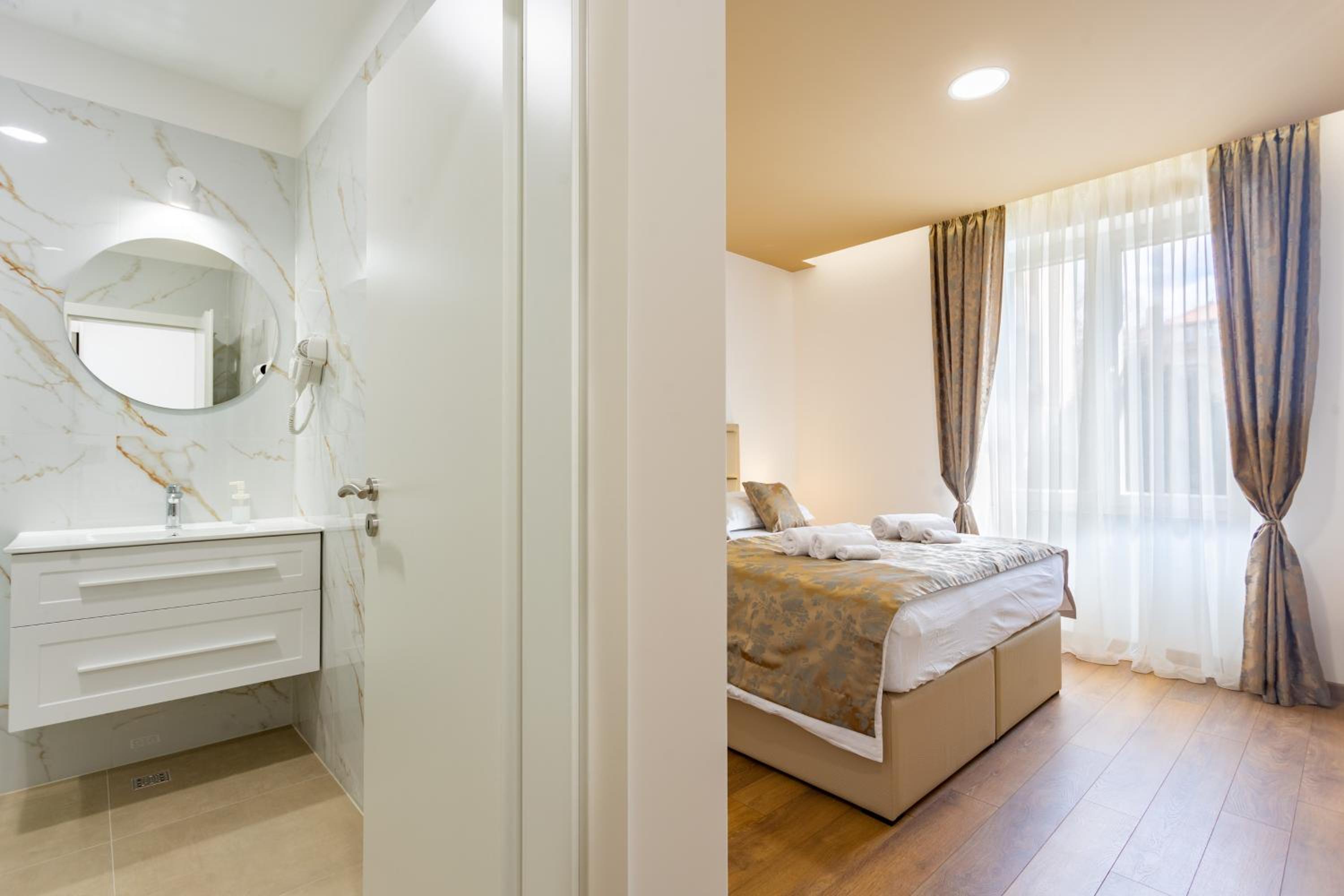 Deluxe Double Room - Photo 10