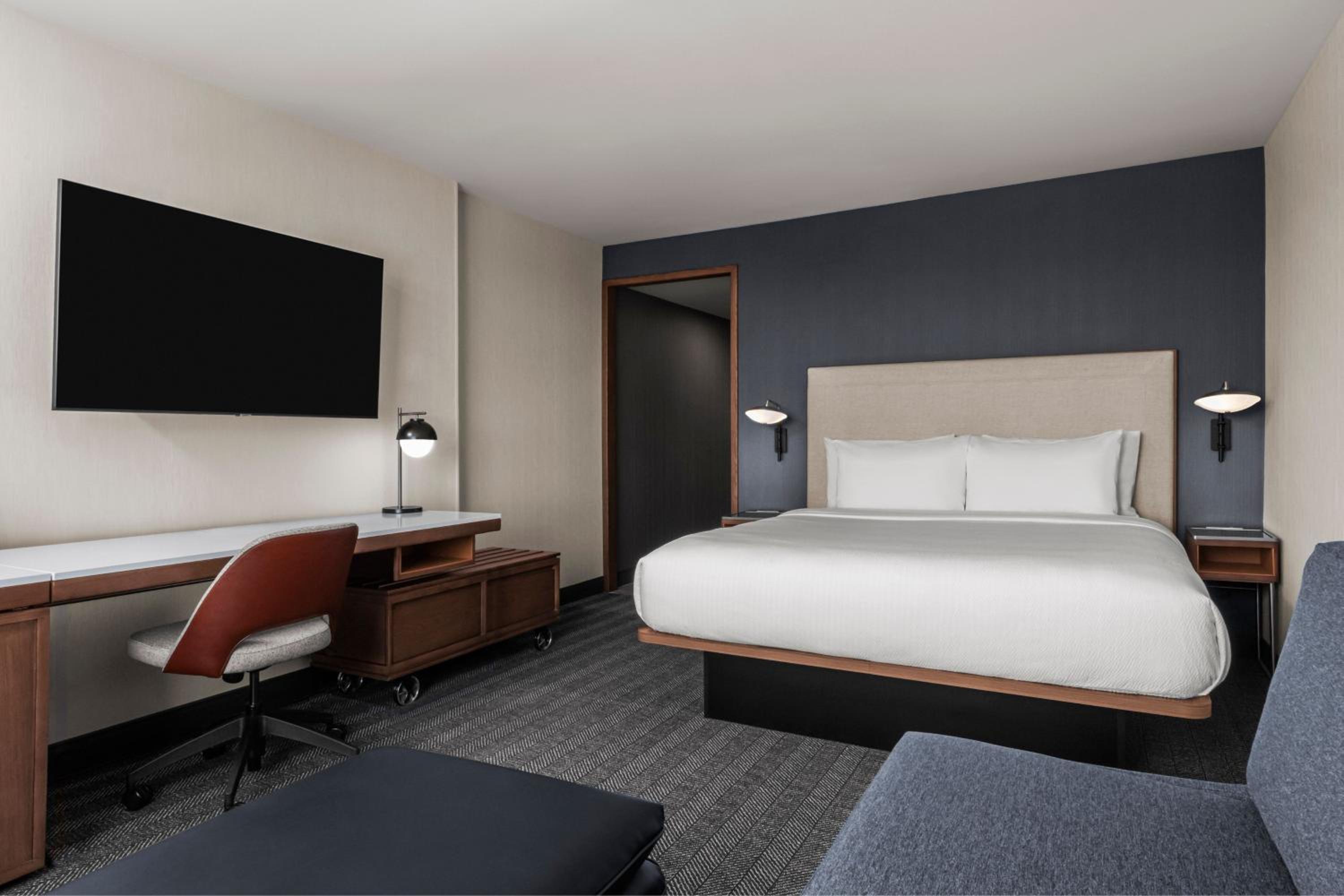 King Room with Sofa Bed - Photo 2