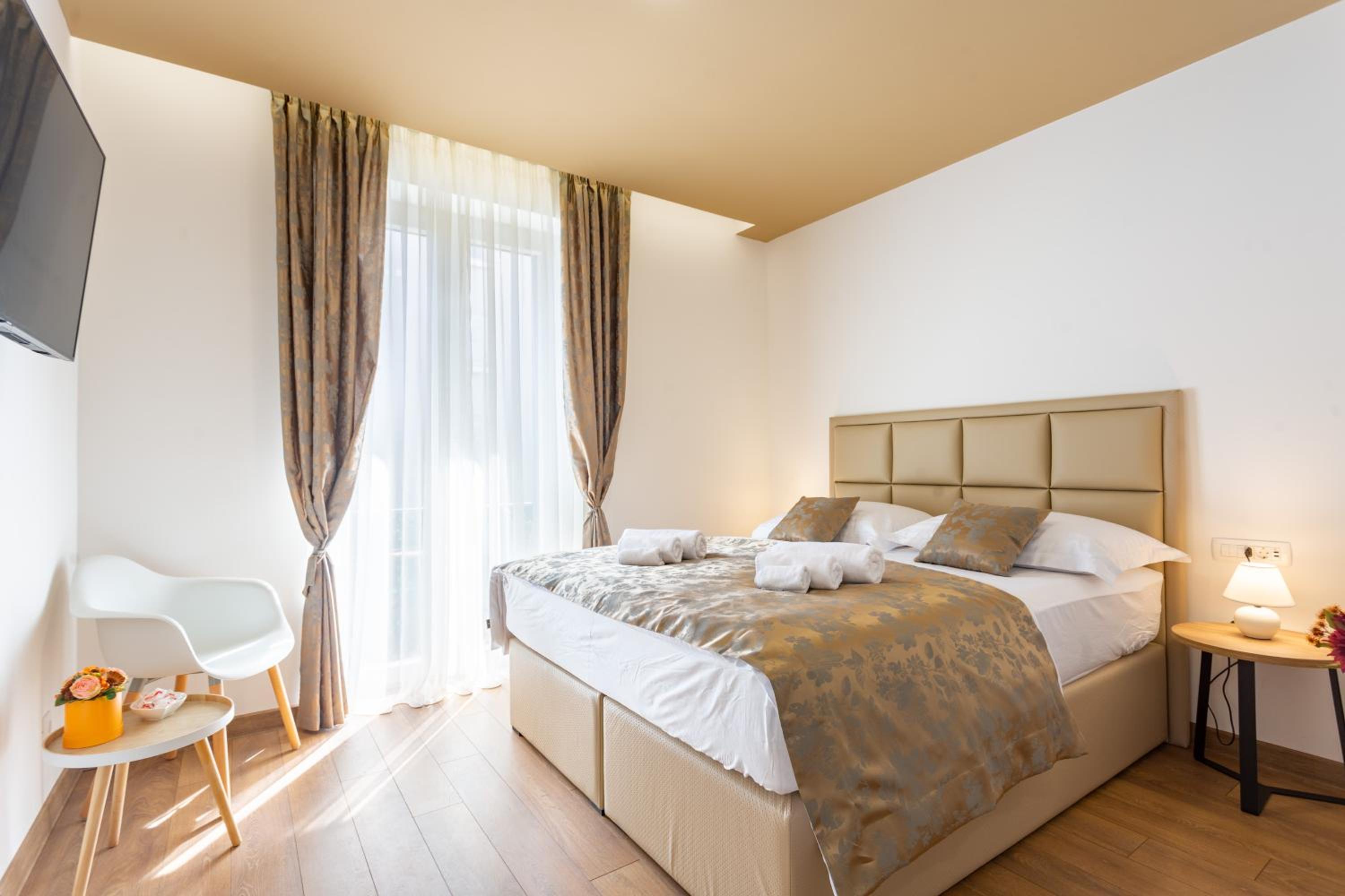 Deluxe Double Room with Balcony - Photo 8