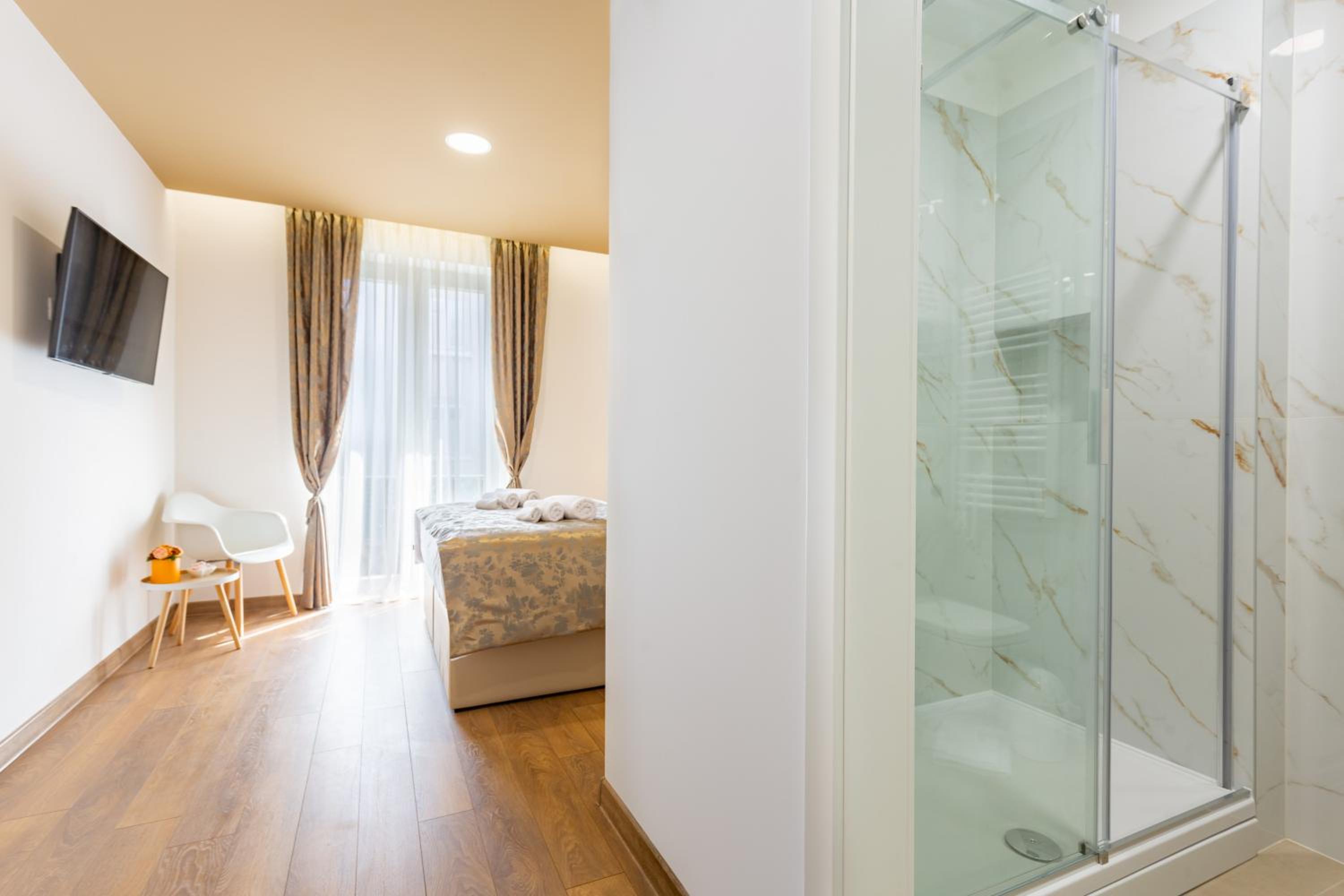 Deluxe Double Room with Balcony - Photo 6