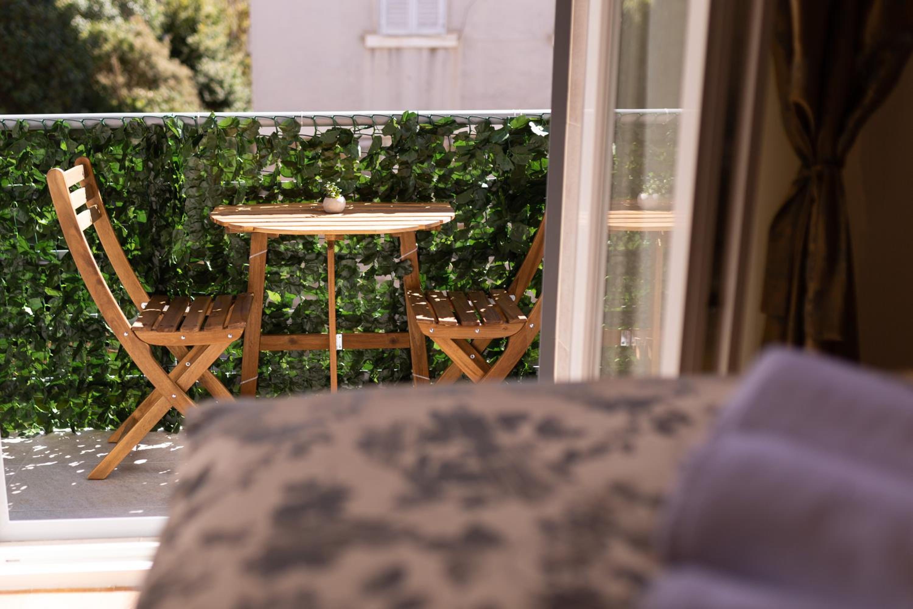 Deluxe Double Room with Balcony - Photo 4