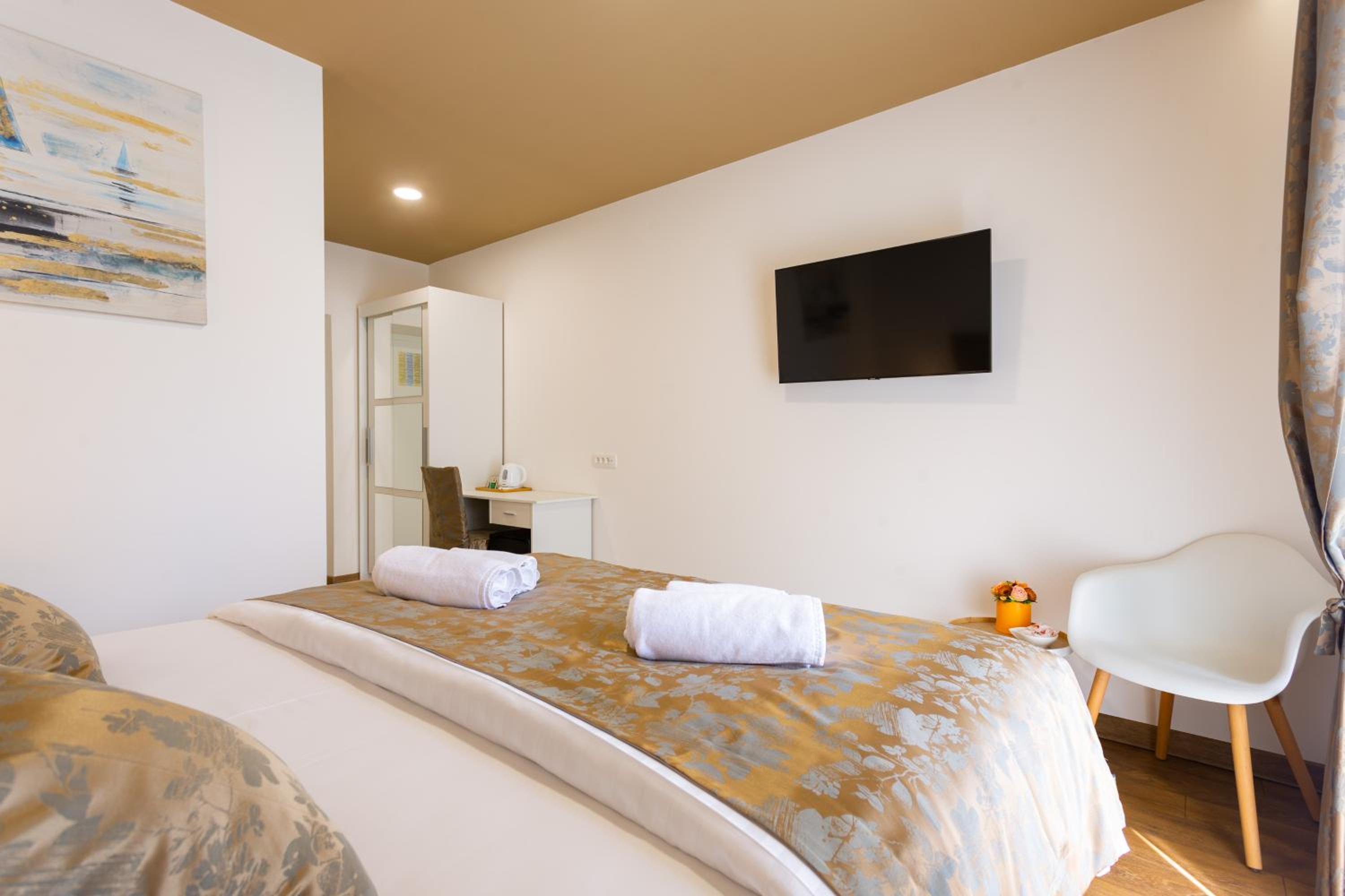 Deluxe Double Room with Balcony - Photo 3