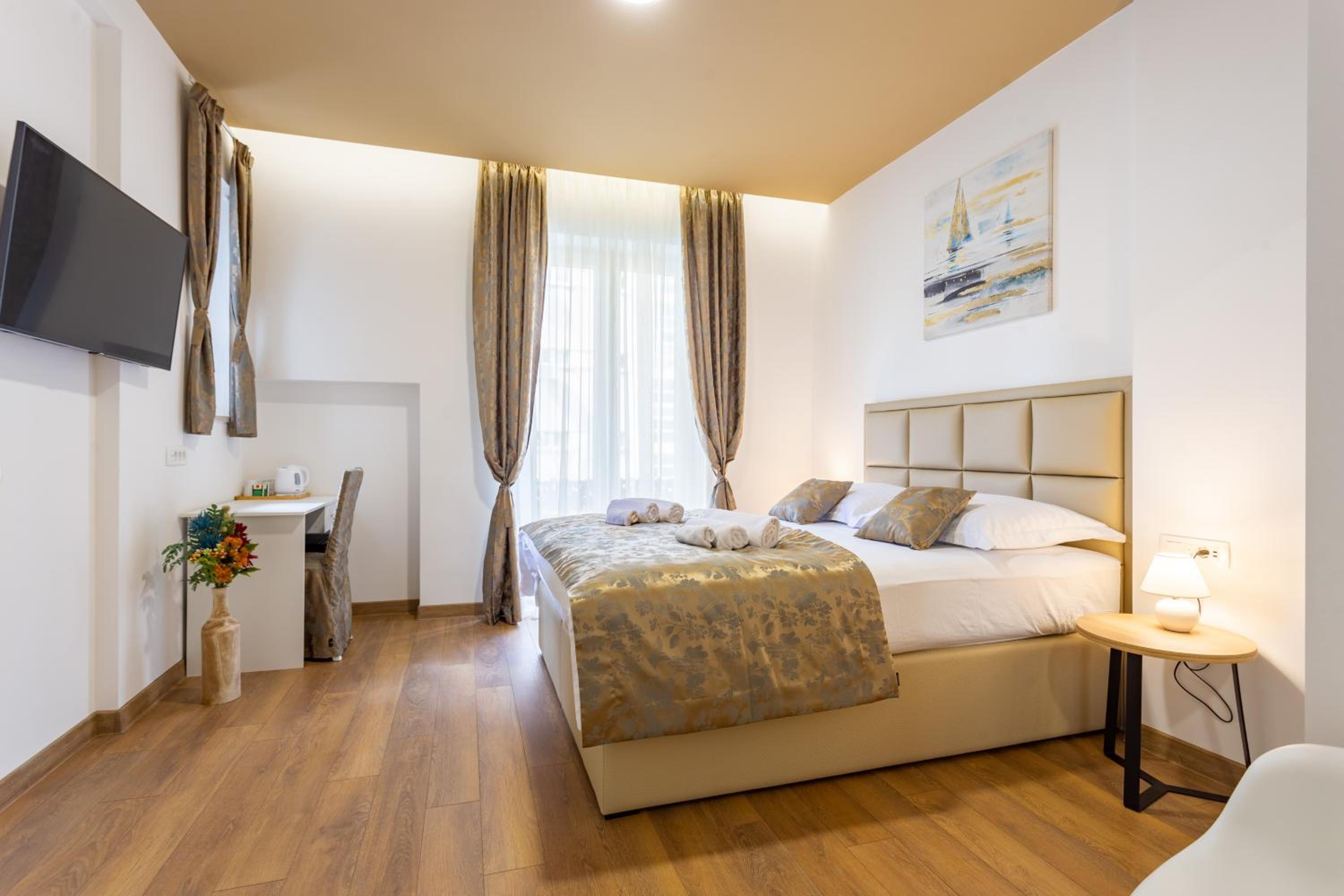 Deluxe Double Room with Balcony - Photo 1