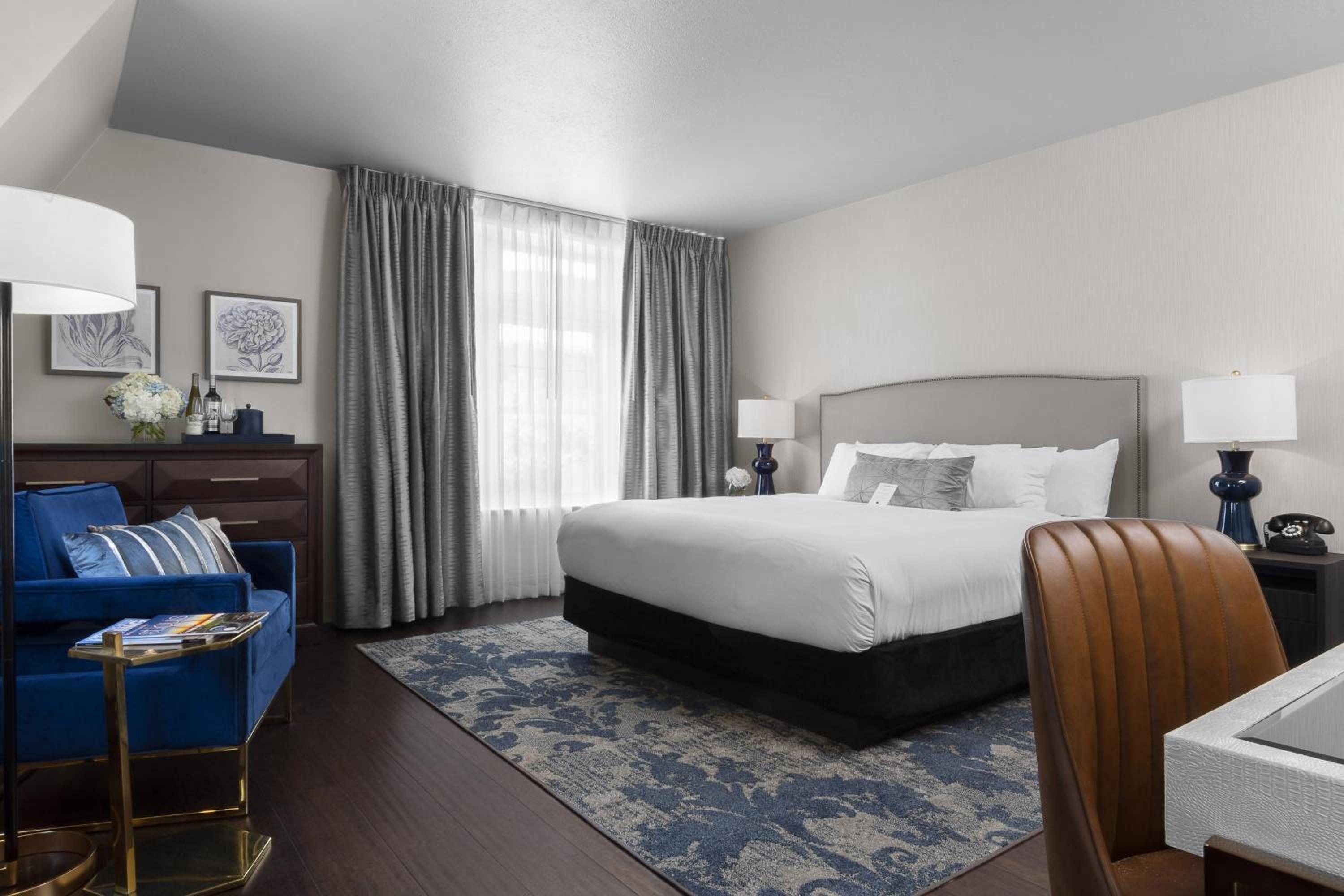 Superior King Room with Sofa Bed photo 3