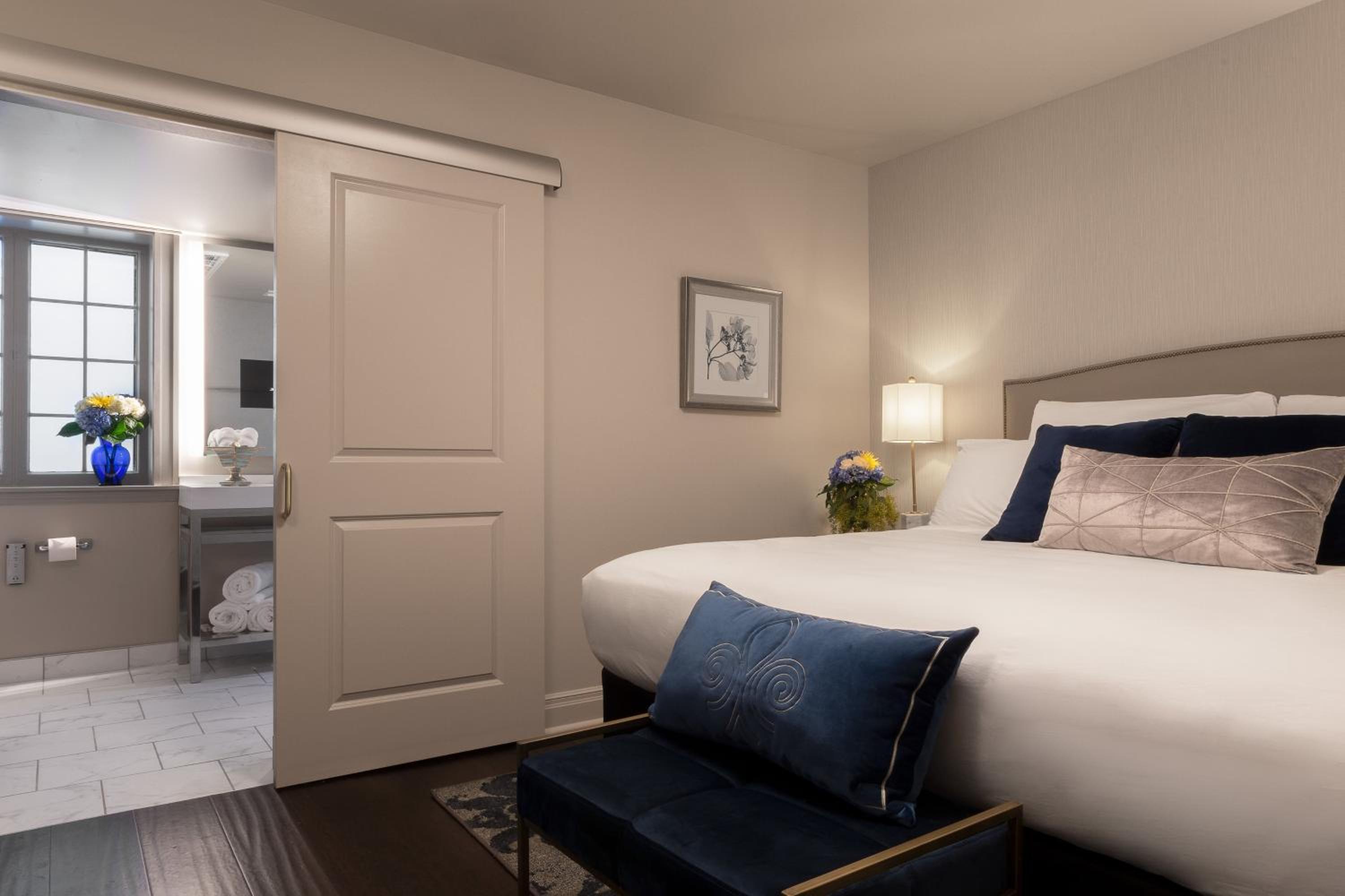Deluxe King Room - Photo 1
