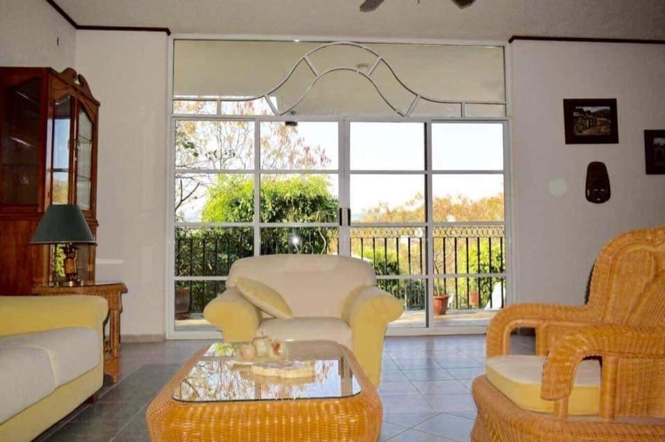 Five-Bedroom House photo 1