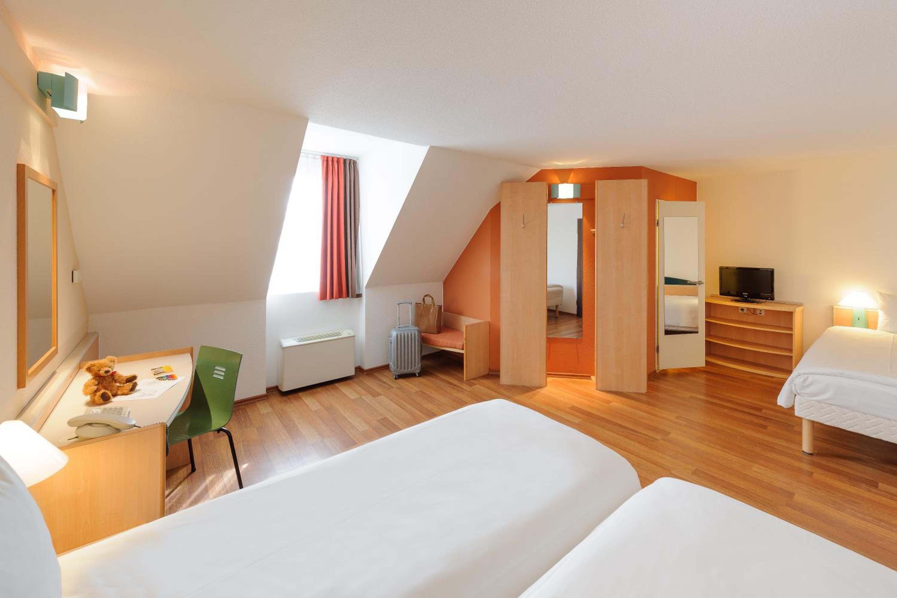 Standard Twin Room - Photo 1