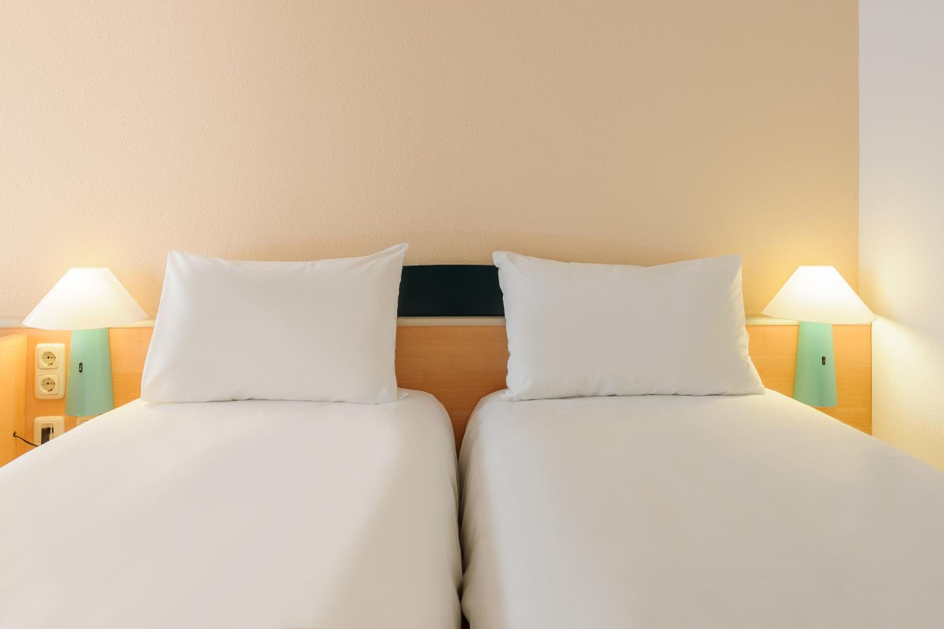 Standard Twin Room - Photo 2