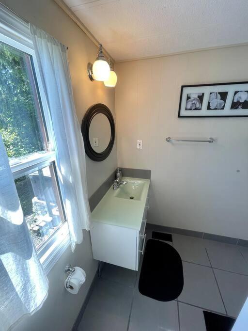 Three-Bedroom House photo 3