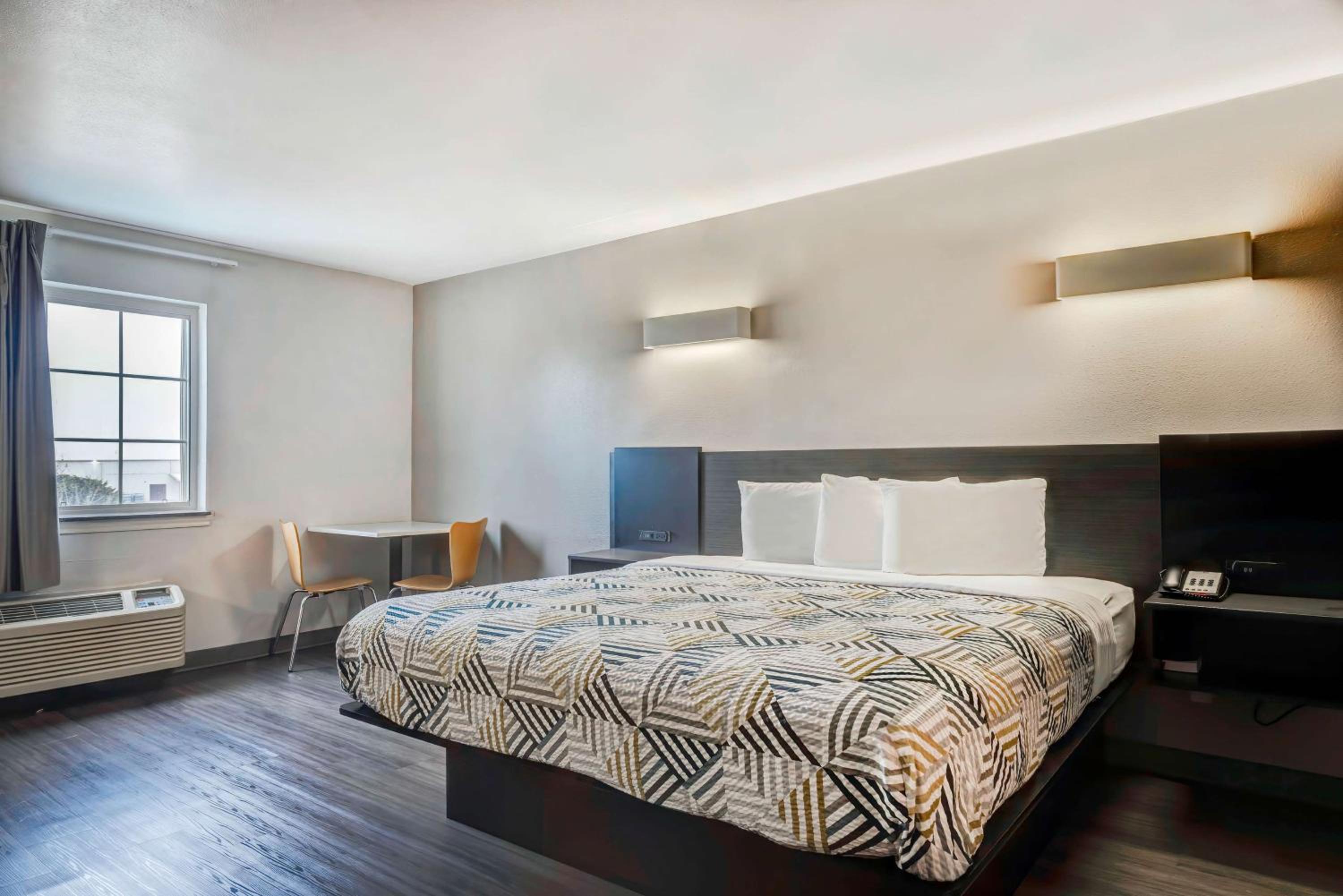 King Room - Non-Smoking - Photo 1