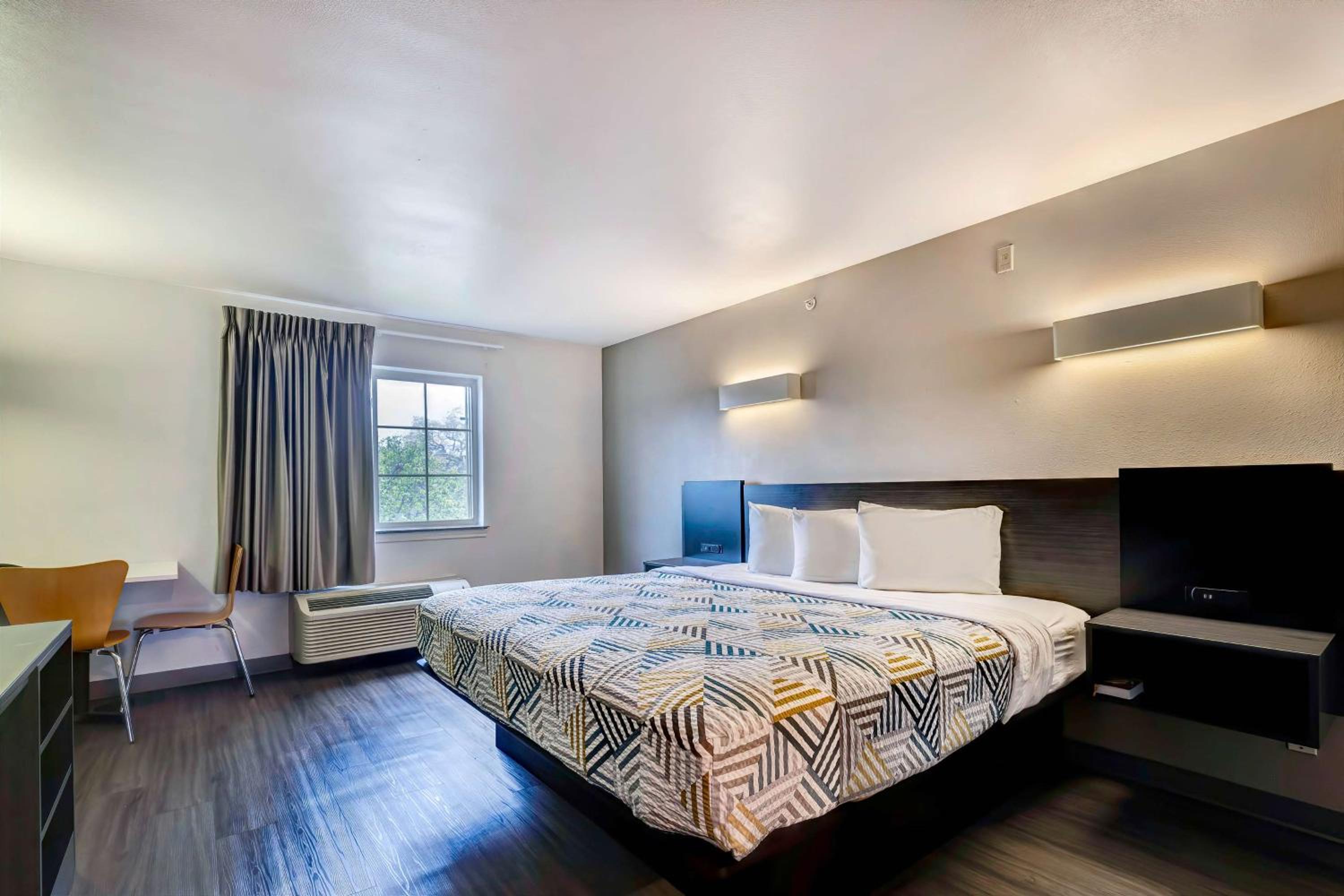 King Room - Non-Smoking - Photo 4