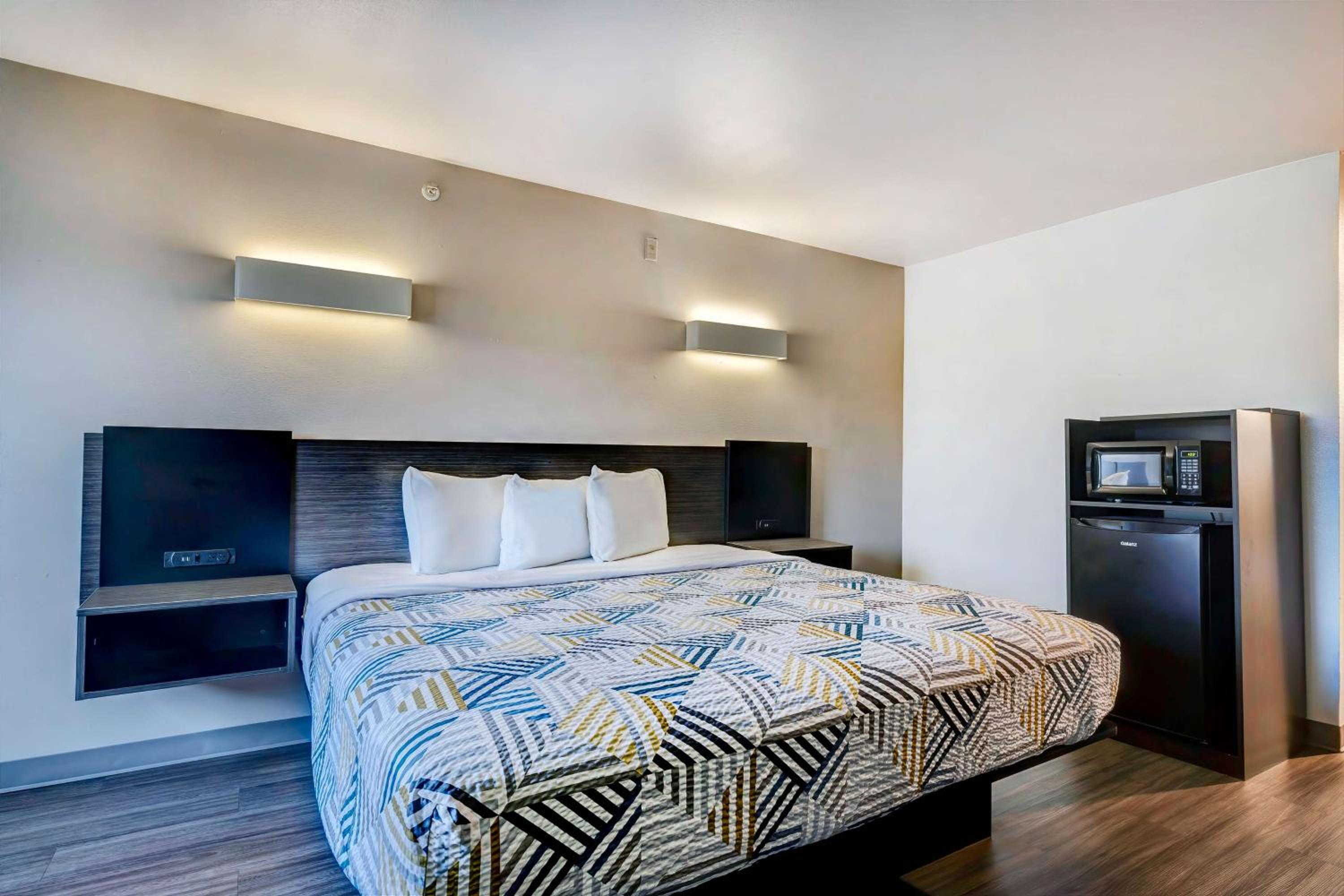 King Room - Non-Smoking - Photo 3