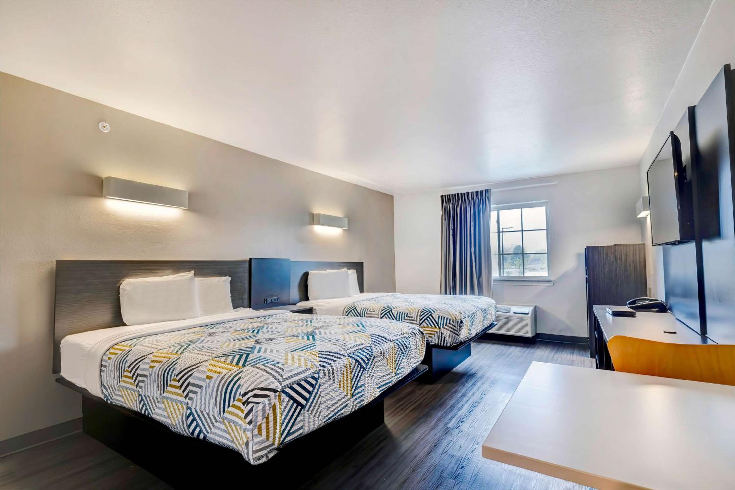 Queen Room with Two Queen Beds - Non-Smoking - Photo 3