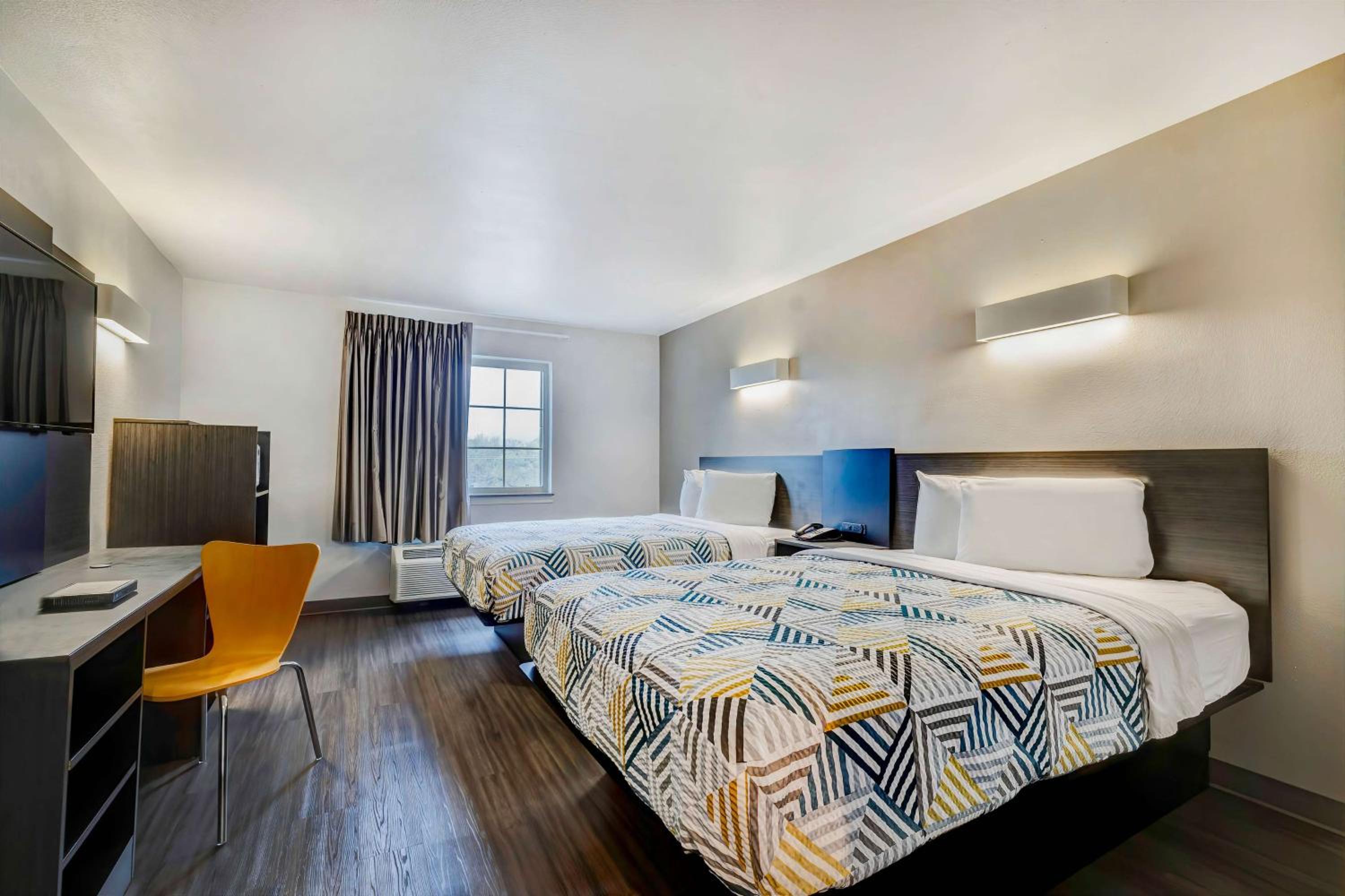 Queen Room with Two Queen Beds - Non-Smoking - Photo 4
