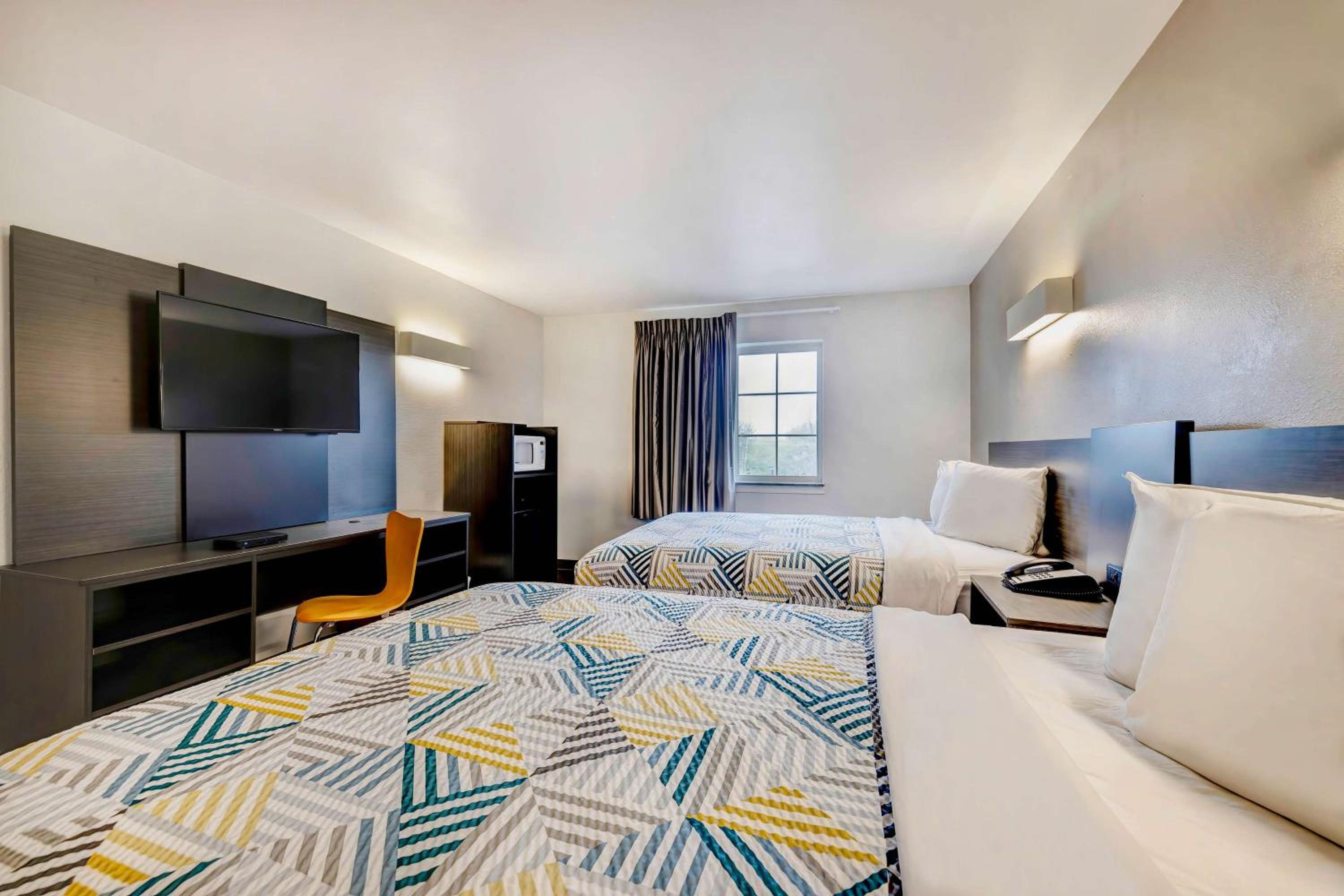 Deluxe Queen Room with Two Queen Beds - Non-Smoking photo 2
