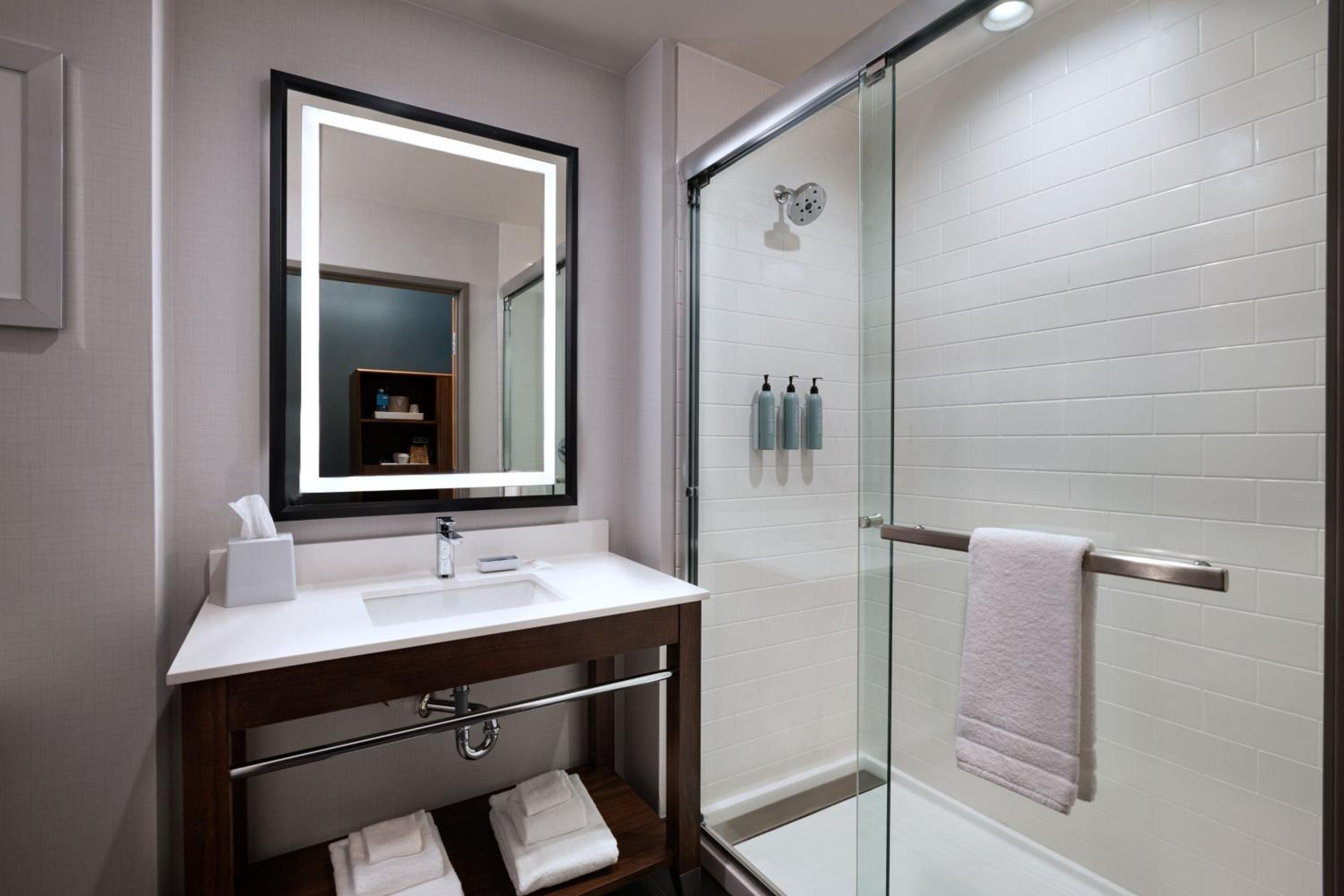 Standard King Room - Photo 4
