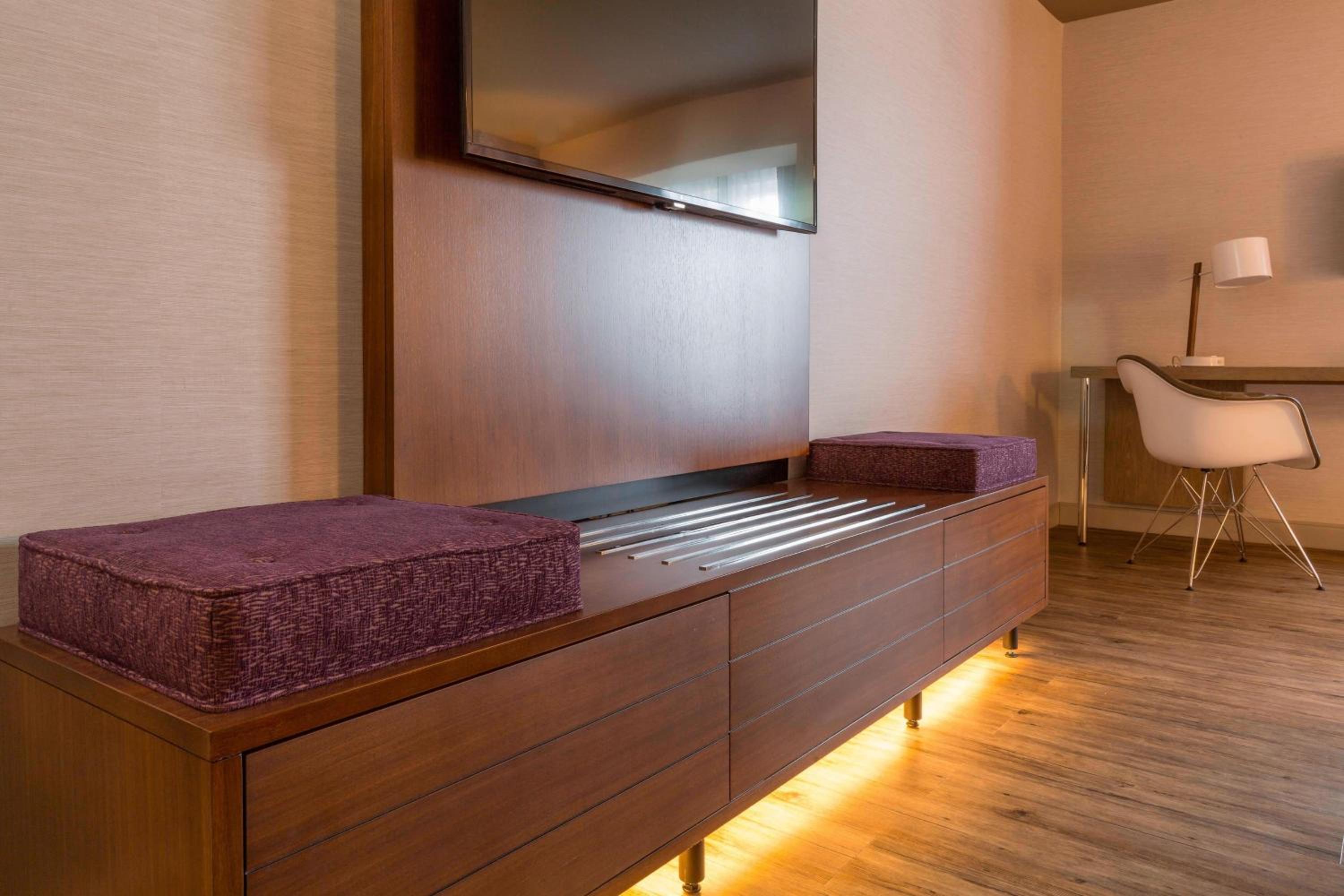 King Room with Adapted Tub - Mobility and Hearing Accessible